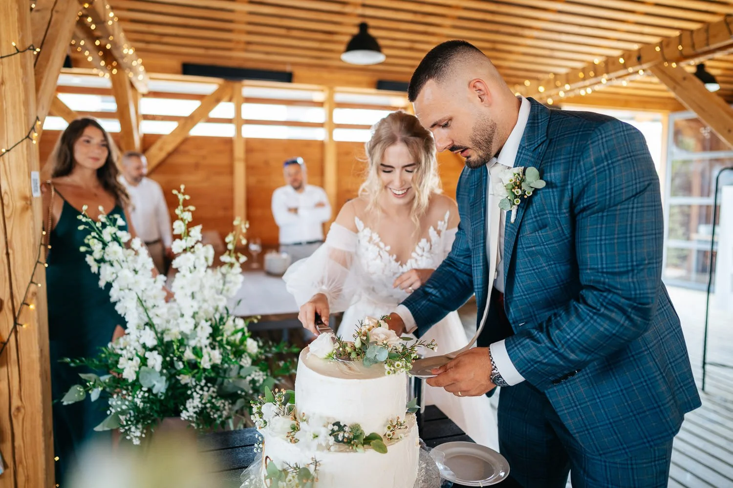 svatba-equitana-067-dort-nevesta-zenich-patrik-Hacha-fotograf.jpg