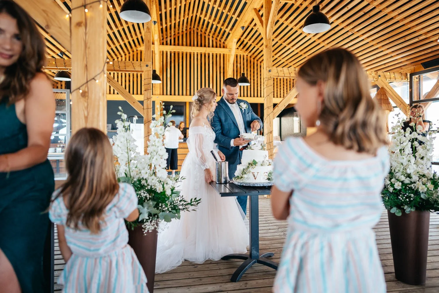 svatba-equitana-068-dort-nevesta-zenich-patrik-Hacha-fotograf.jpg