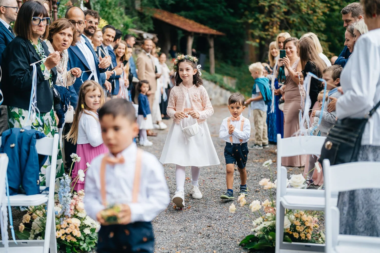 svatba-hlubocepsky-zamecek-praha-024-kviti-deti-obrad-fotograf-patrik-hacha.jpg
