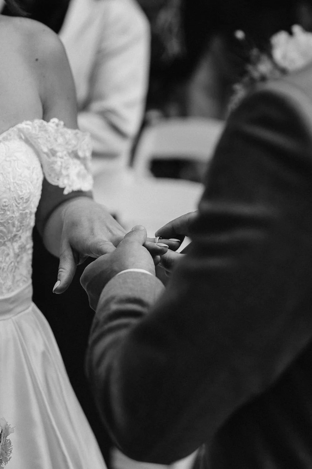 svatba-hlubocepsky-zamecek-praha-043-vymena-prstynku-nevesta-fotograf-patrik-hacha.jpg