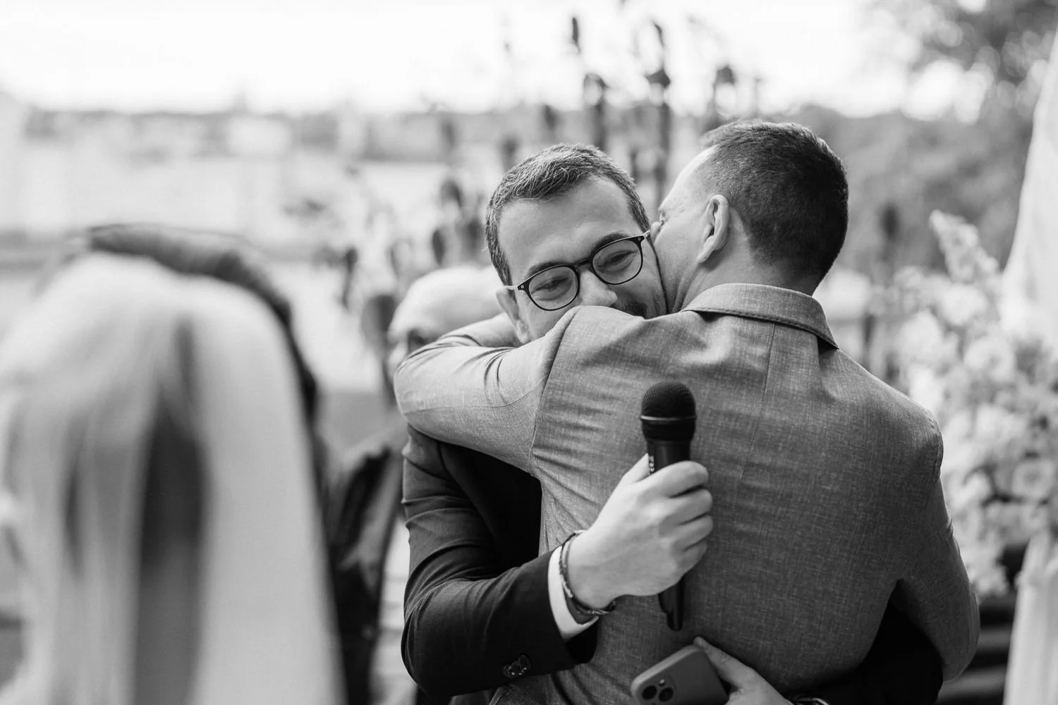 svatba-hlubocepsky-zamecek-praha-051-objeti-svedek-slzy-fotograf-patrik-hacha.jpg