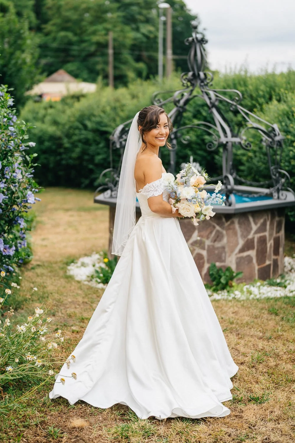 svatba-hlubocepsky-zamecek-praha-069-uvolnene-foceni-s-nevestou-fotograf-patrik-hacha.jpg