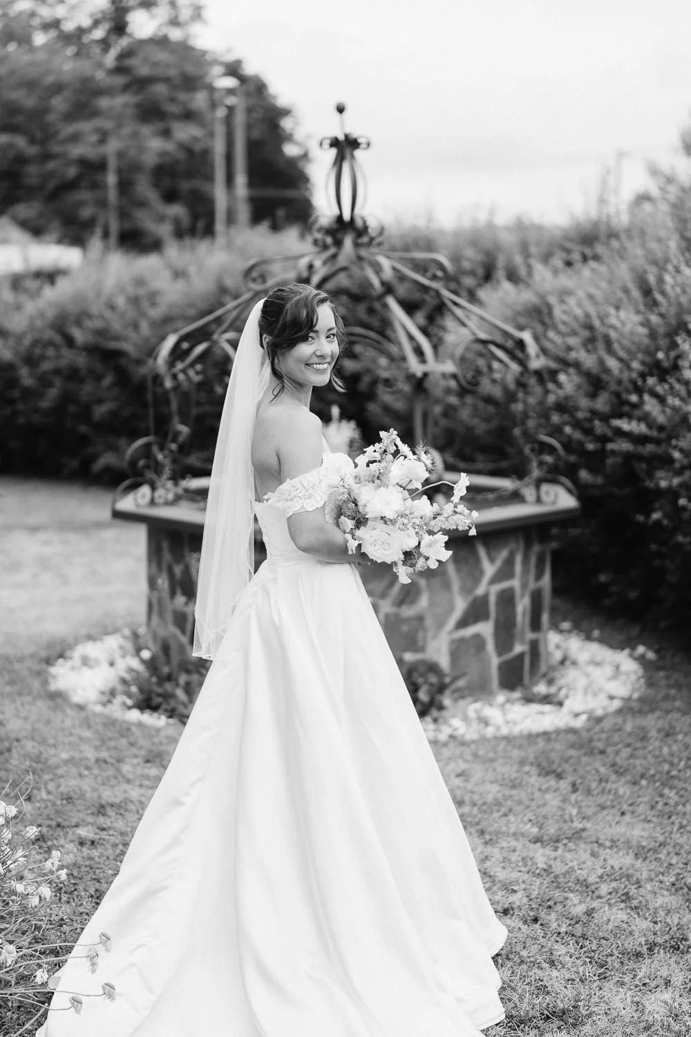 svatba-hlubocepsky-zamecek-praha-070-nevesta-focena-sama-fotograf-patrik-hacha.jpg