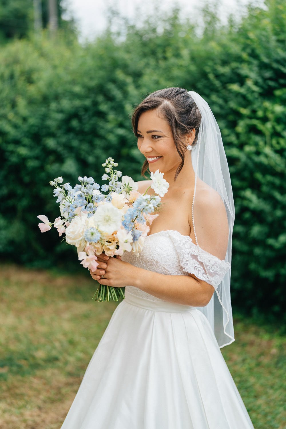svatba-hlubocepsky-zamecek-praha-077-nevesta-a-kytice-fotograf-patrik-hacha.jpg