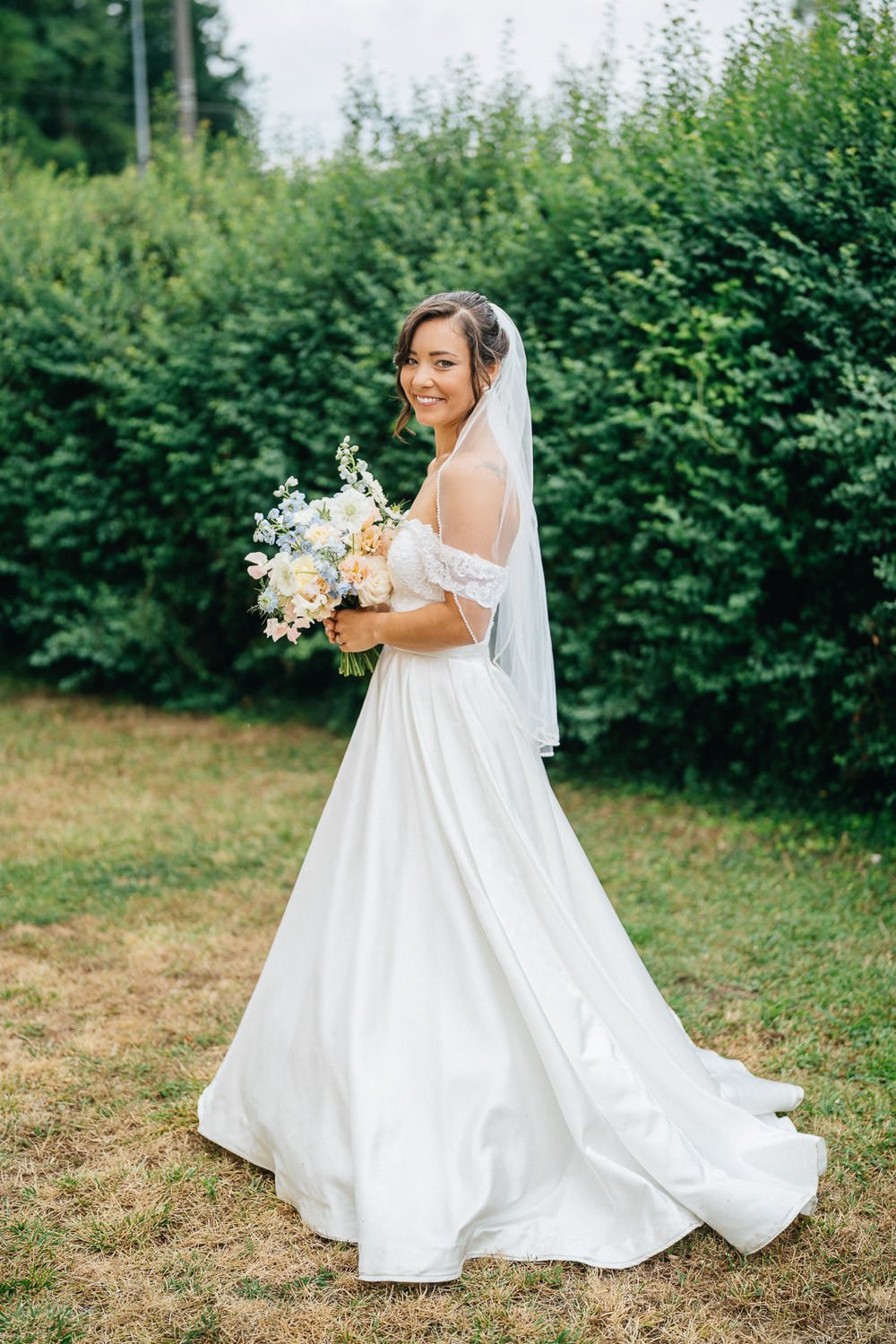 svatba-hlubocepsky-zamecek-praha-078-nevesta-v-satech-a-s-kytici-fotograf-patrik-hacha.jpg