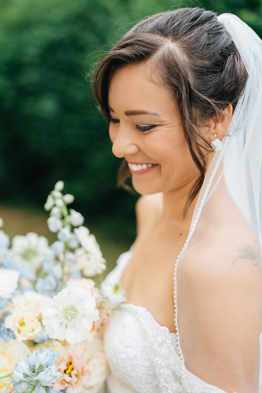 svatba-hlubocepsky-zamecek-praha-079-usmevy-s-kytici-nevesta-fotograf-patrik-hacha.jpg