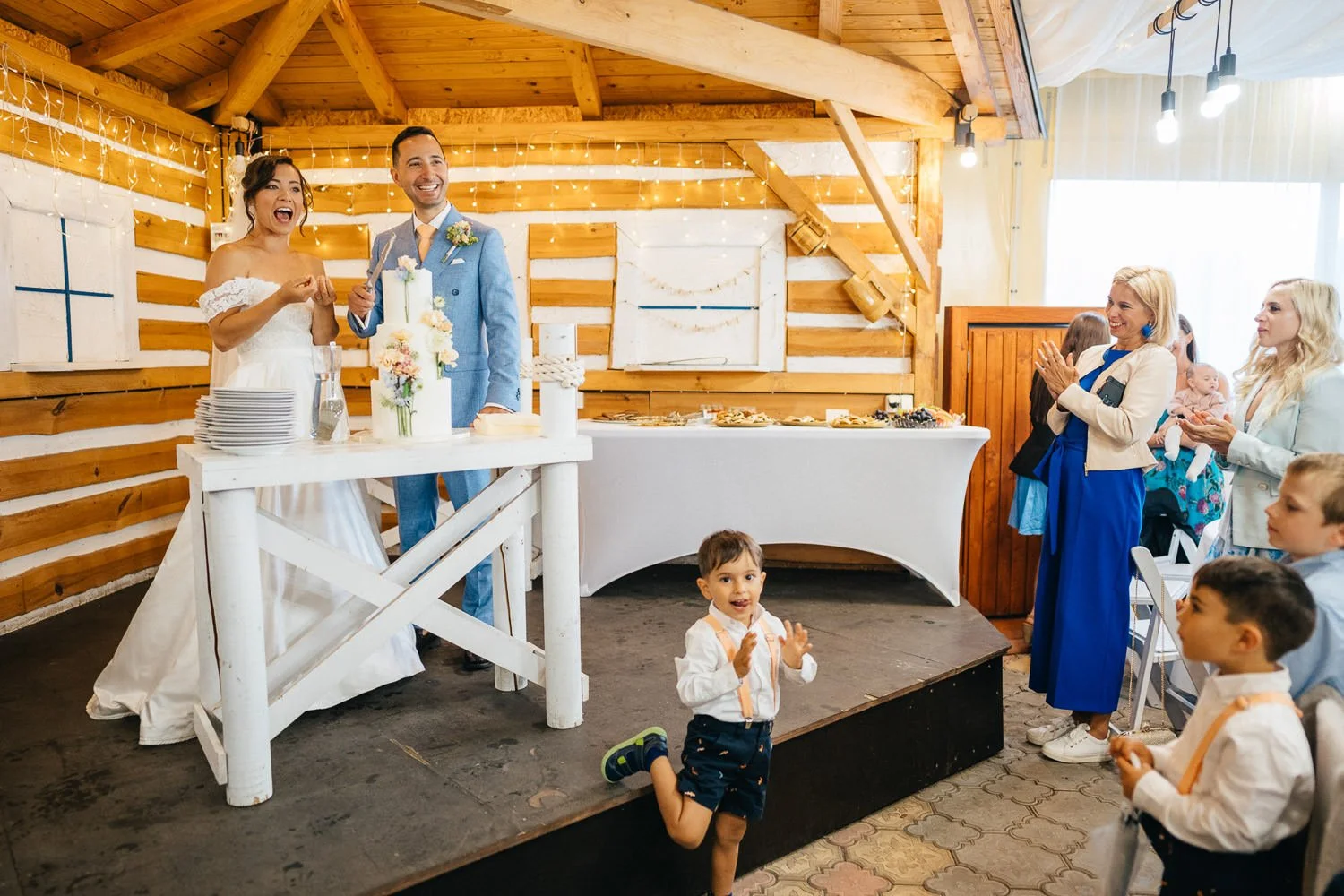 svatba-hlubocepsky-zamecek-praha-094-dort-a-deti-na-hostine-fotograf-patrik-hacha.jpg