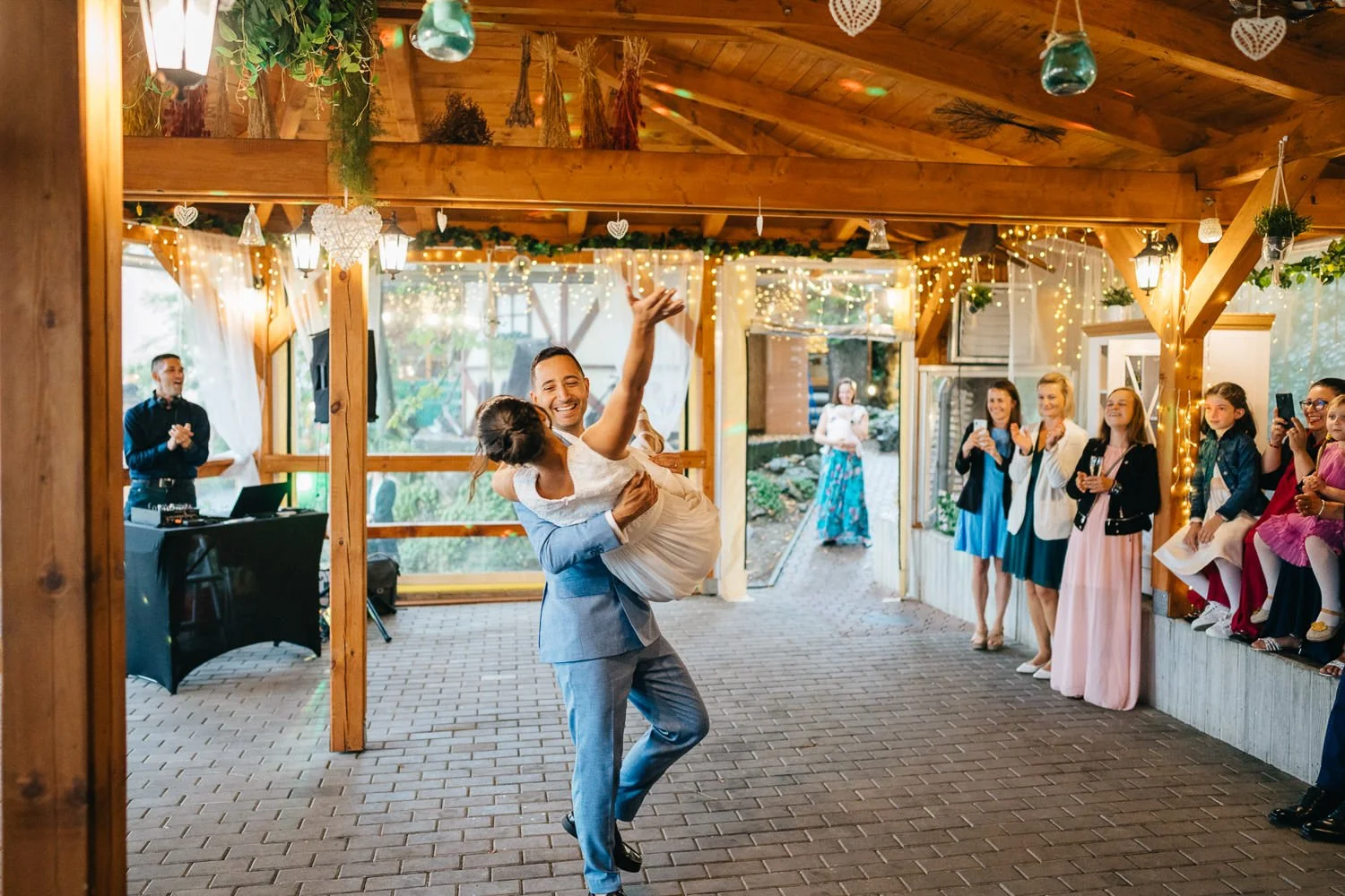 svatba-hlubocepsky-zamecek-praha-100-prvni-novomanzelsky-tanec-fotograf-patrik-hacha.jpg