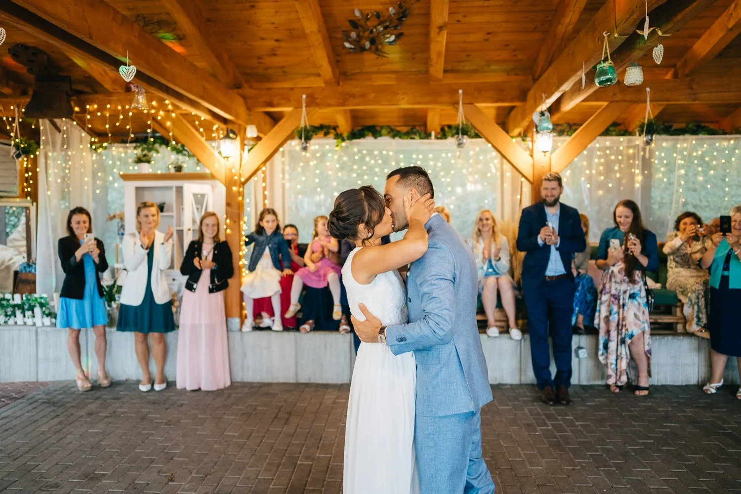 svatba-hlubocepsky-zamecek-praha-104-prvni-tanec-polibek-fotograf-patrik-hacha.jpg