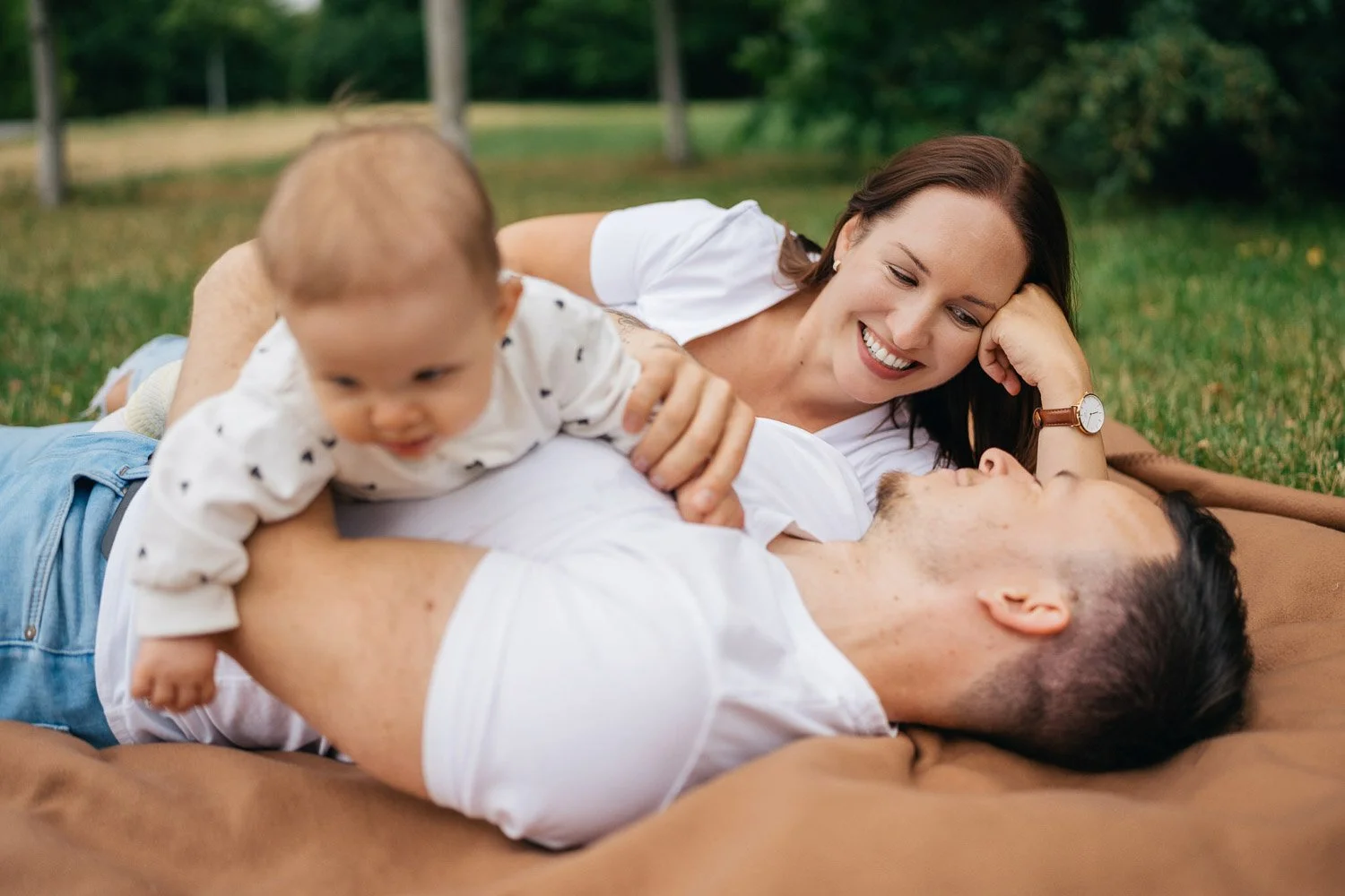 Sofie se na dece naklání k Viktorovi, zatímco Nikola oba pozoruje.