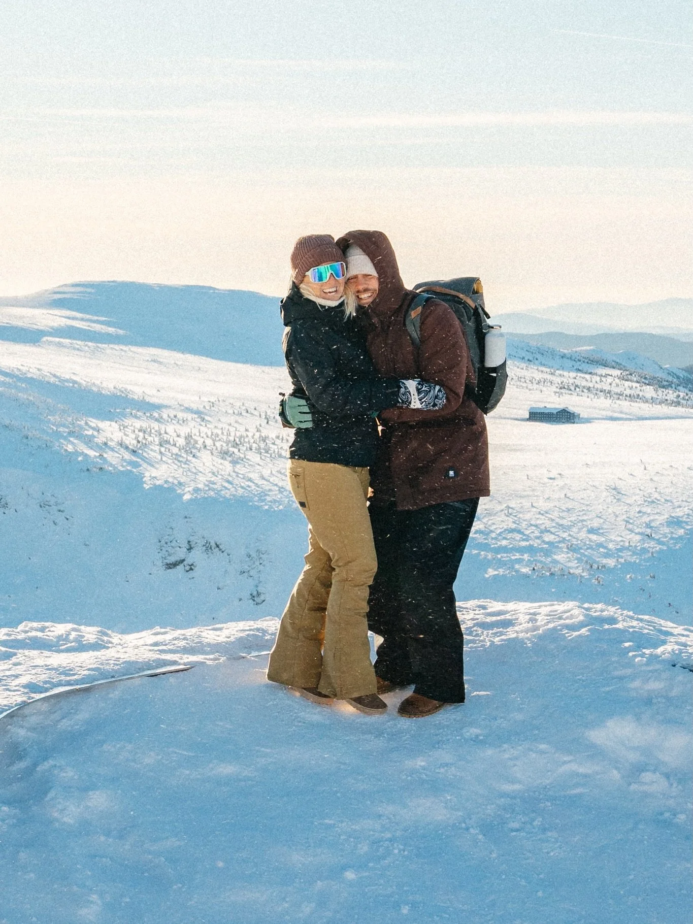 Sněžka tot&aacute;lně zamrzl&aacute;, ale v&yacute;hled až na Je&scaron;těd. 🏔️☀️
A j&aacute;? Poprv&eacute; na hor&aacute;ch.

Kdo mě zn&aacute;, v&iacute;, že jsem sp&iacute;&scaron; pl&aacute;žov&yacute; typ. Ale občas je dobr&yacute; vystoupit z