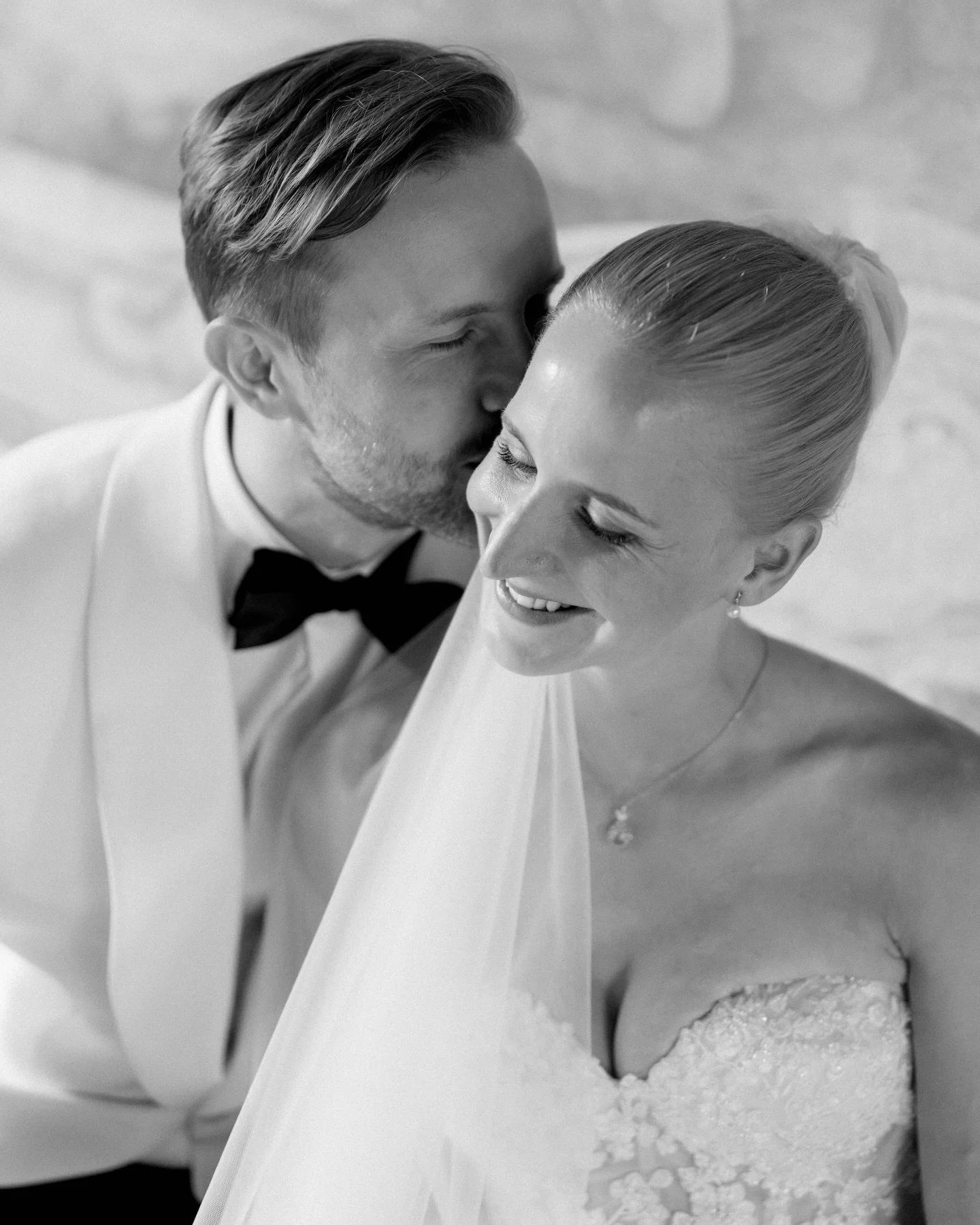 Nejde o p&oacute;zy.
Jde o propojen&iacute; 🫶. 
O ruku, kterou drž&iacute;te trochu pevněji.
O pohled, kter&yacute; zn&aacute;te nazpaměť ☺️.
A o jistotu, že i v prostoru, kter&yacute; bere dech, to bude hlavně o v&aacute;s dvou.