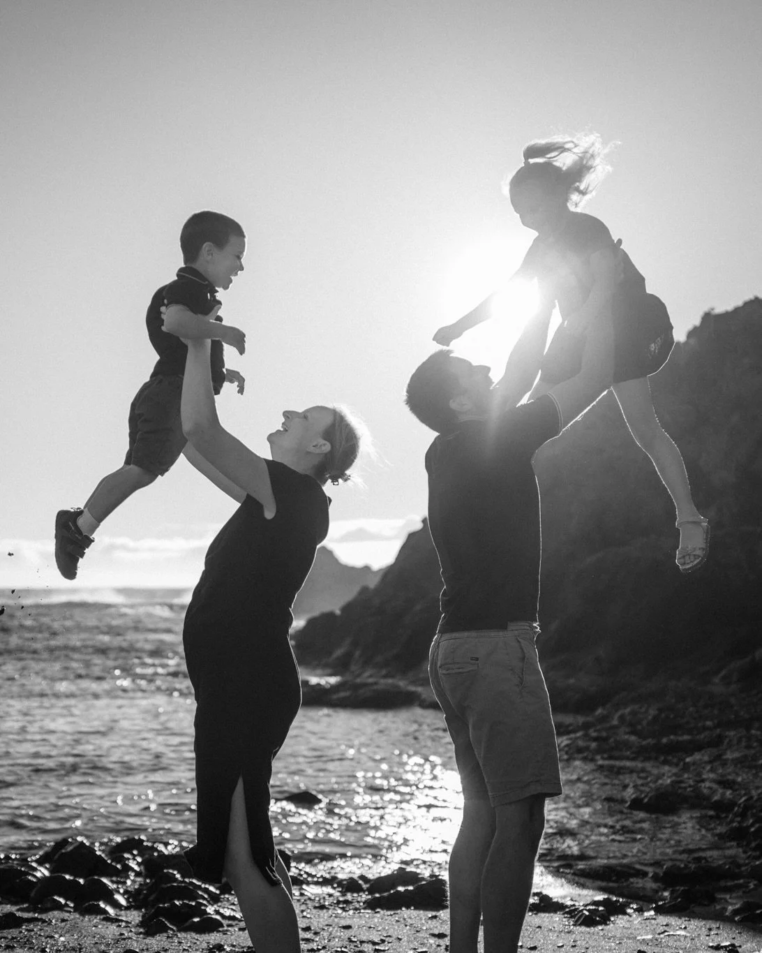 Dlouho jsem přem&yacute;&scaron;lel, co k těmhle fotk&aacute;m napsat 🤷&zwj;♂️.
Pak mi do&scaron;lo, že tyhle fotky mluv&iacute; samy za sebe &ndash; sm&iacute;ch, slunce, děti ve va&scaron;ich ruk&aacute;ch&rdquo;&hellip; chv&iacute;le, kdy jsou v&