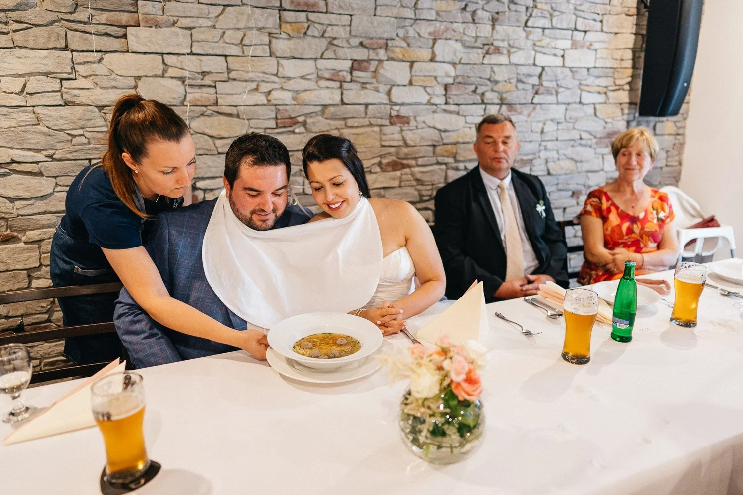 svatba-v-pivovaru-novy-rybnik-070-spolecna-polivka-tradice-patrik-Hacha-fotograf.jpg