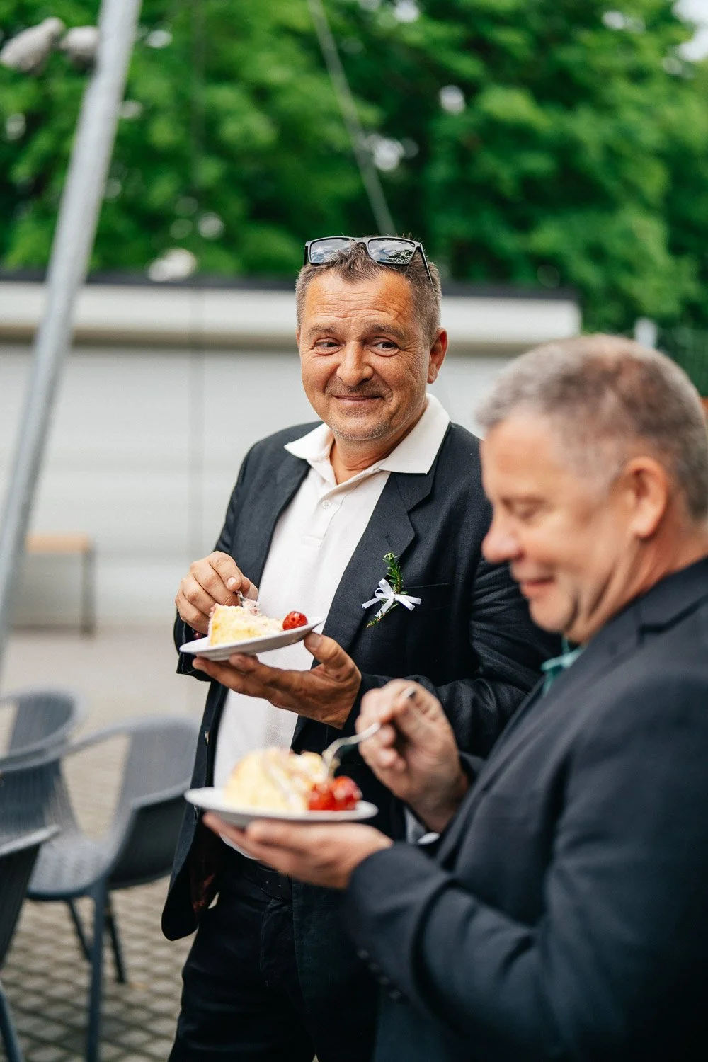 svatba-v-pivovaru-novy-rybnik-097-hoste-s-dortem-chill-patrik-Hacha-fotograf.jpg