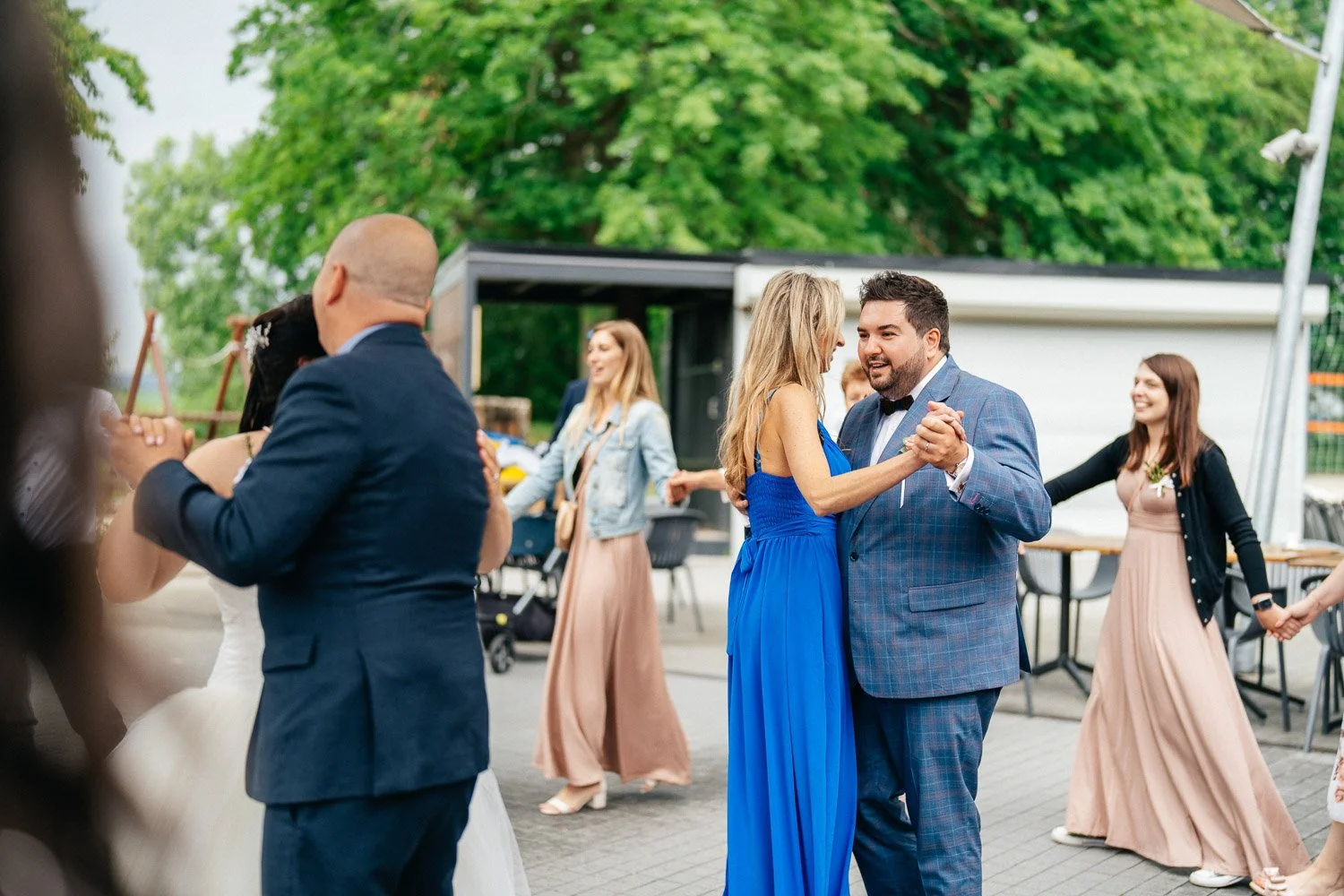 svatba-v-pivovaru-novy-rybnik-083-zenich-tancuje-s-hosty-patrik-Hacha-fotograf.jpg