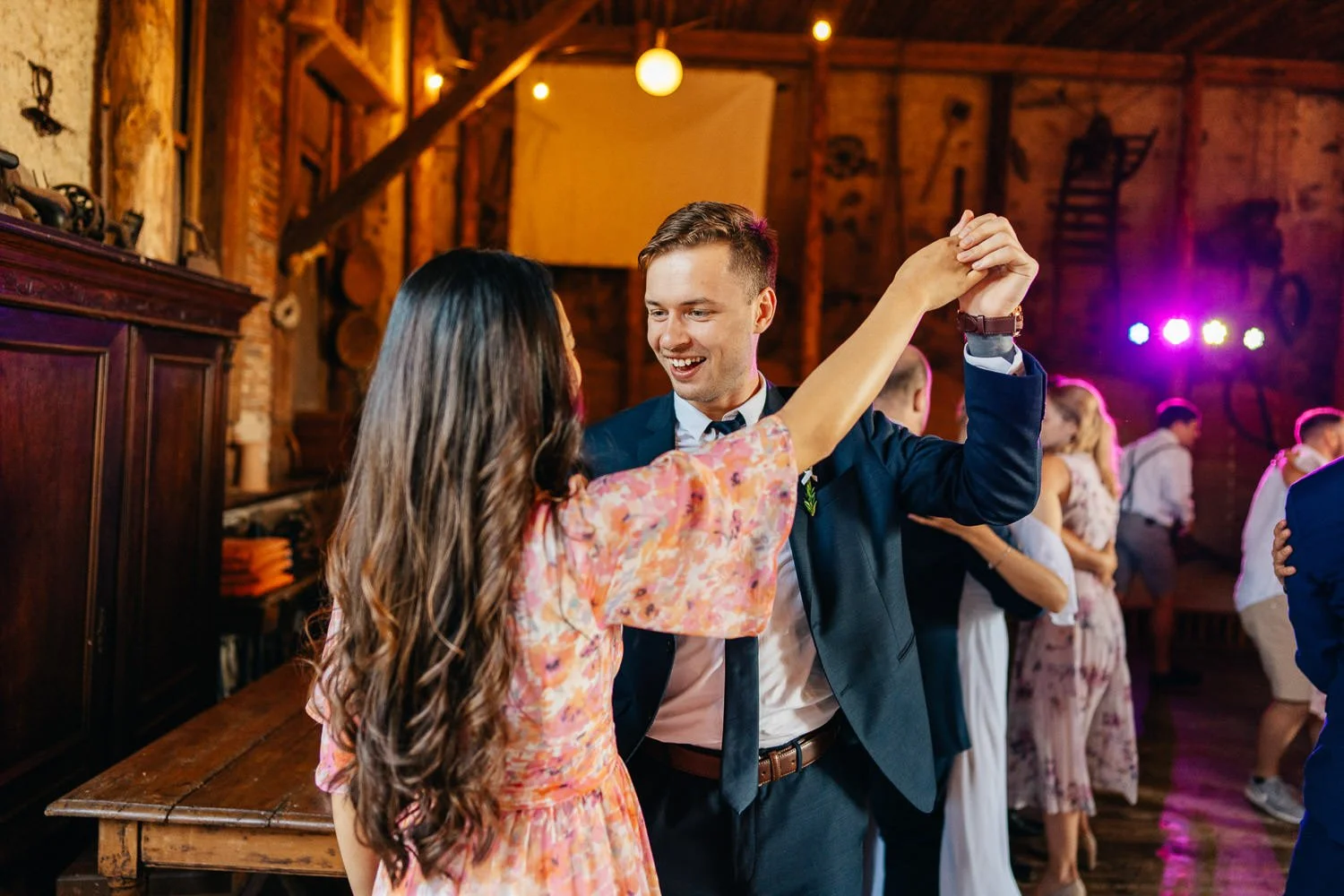 Svatba-statek-vletice-106-tanec-hoste-patrik-Hacha-fotograf.jpg