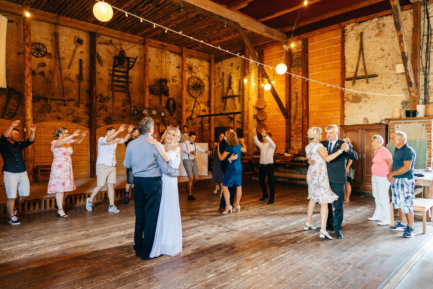 Svatba-statek-vletice-101-tanec-s-rodici-patrik-Hacha-fotograf.jpg