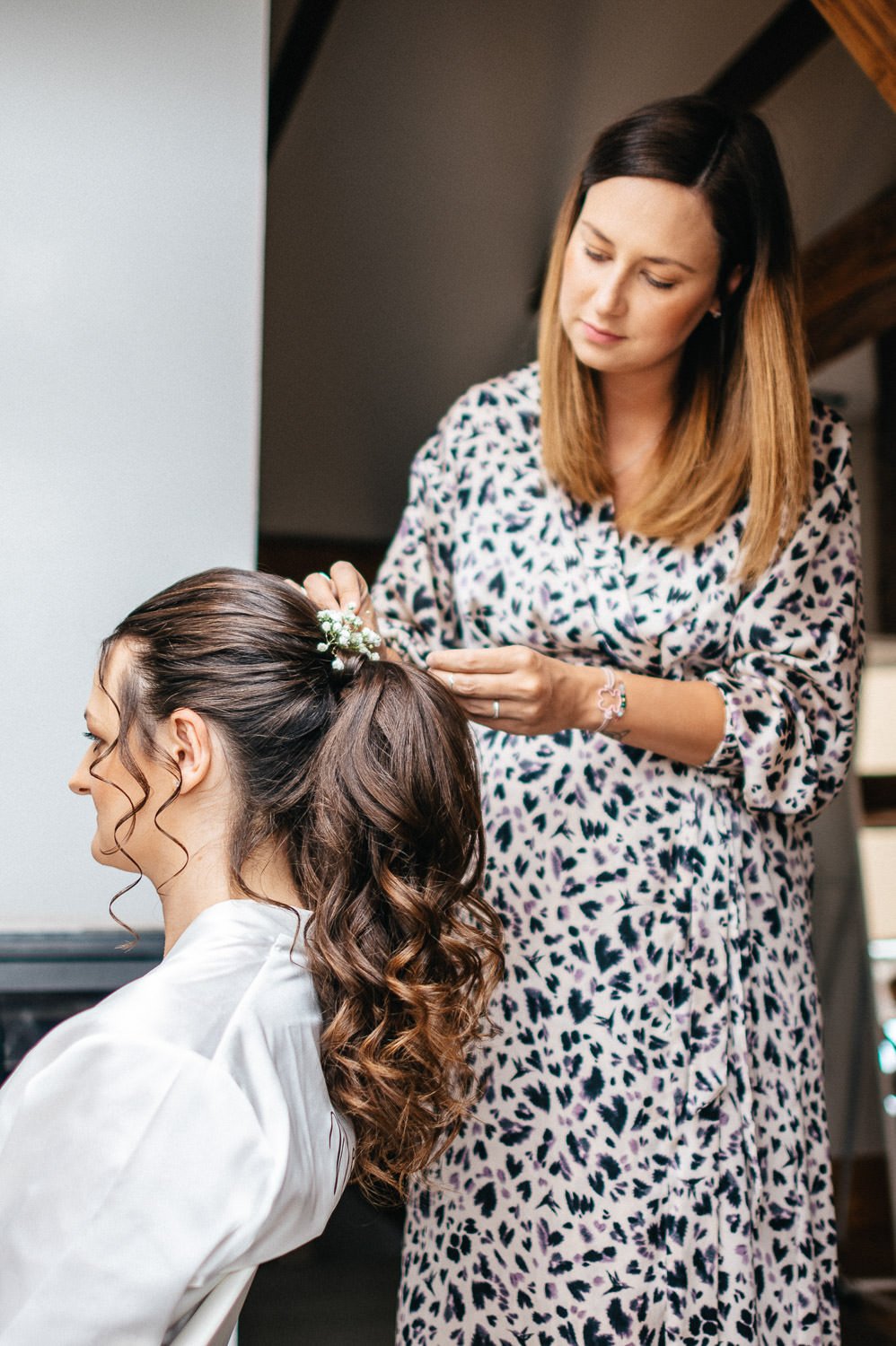 svatba-s-ubytovanim-stredni-cechy-rybnik-008-nevesta-pripravy-patrik-Hacha-fotograf.jpg