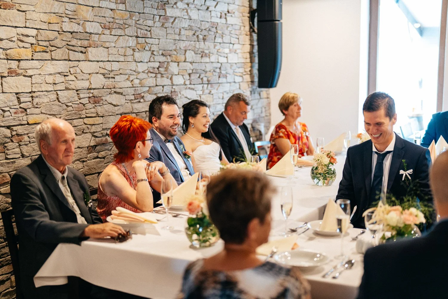 svatba-v-pivovaru-novy-rybnik-064-rodina-na-hostine-patrik-Hacha-fotograf.jpg