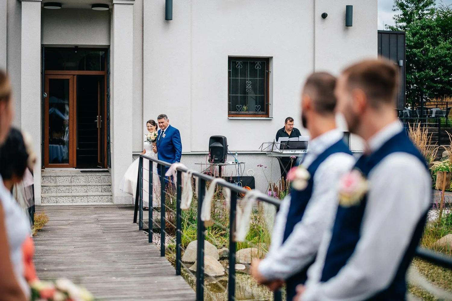 svatba-na-mole-novy-rybnik-pribram-018-prichod-nevesty-molo-patrik-Hacha-fotograf.jpg