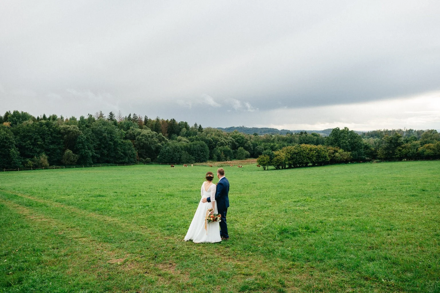 svatba-v-desti-farma-kalhov-fotograf-2022-wedding-prsi-venkovni-patrickhacha77.jpg