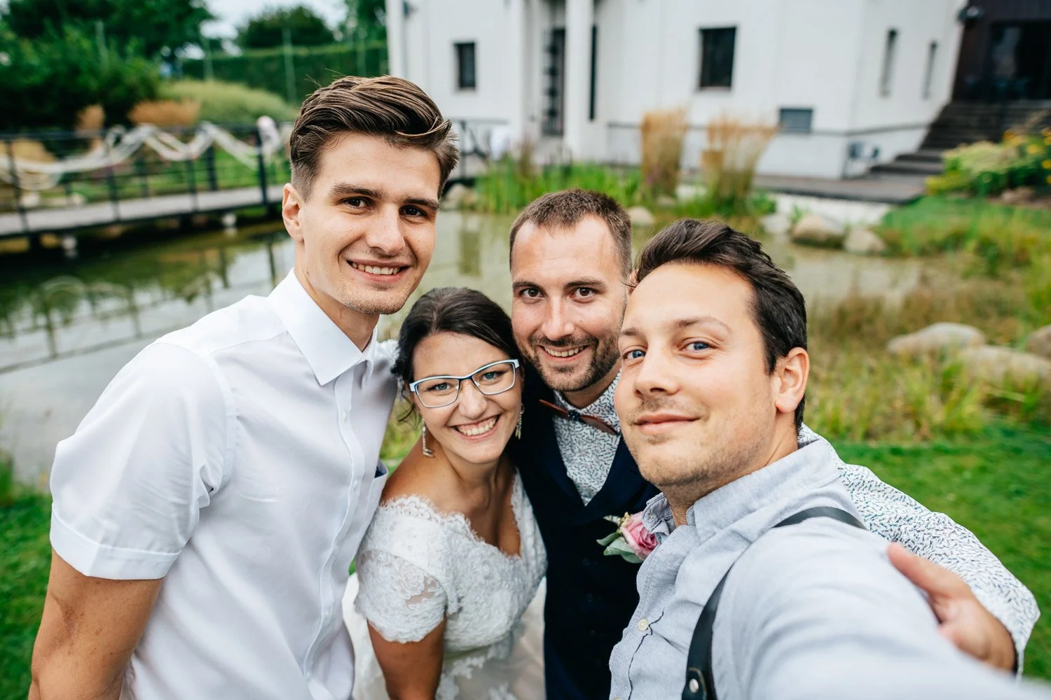 svatba-na-mole-novy-rybnik-pribram-071-selfie-s-novomanzely-a-kameraman-patrik-Hacha-fotograf.jpg