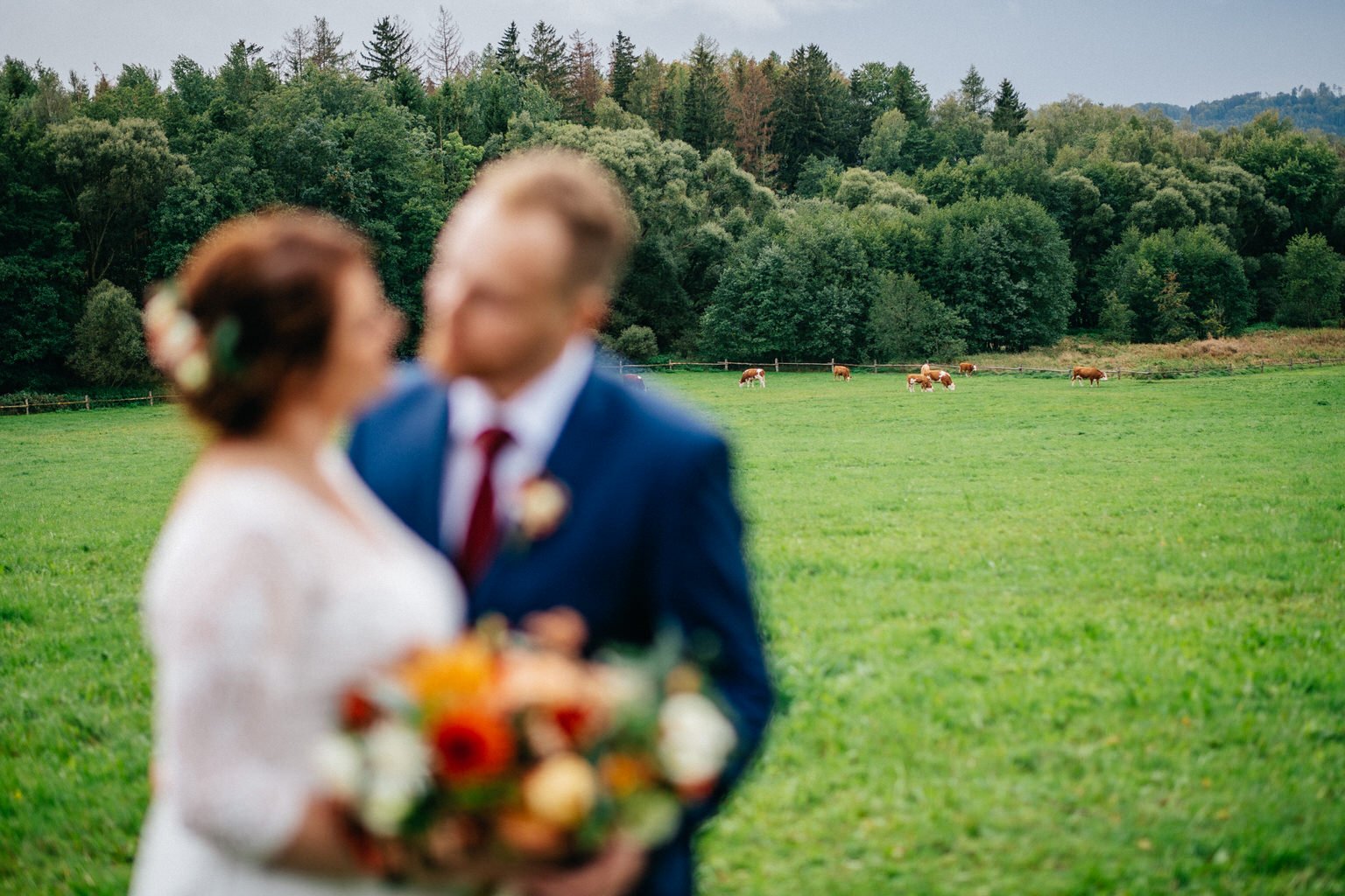 svatba-v-desti-farma-kalhov-fotograf-2022-wedding-prsi-venkovni-patrickhacha76.jpg