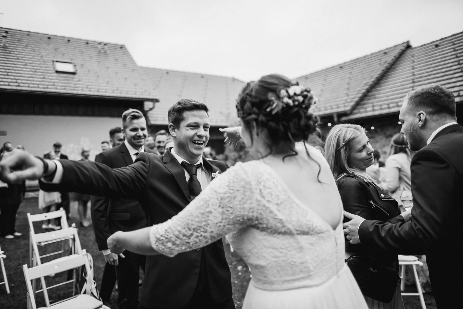 svatba-v-desti-farma-kalhov-fotograf-2022-wedding-prsi-venkovni-patrickhacha31.jpg