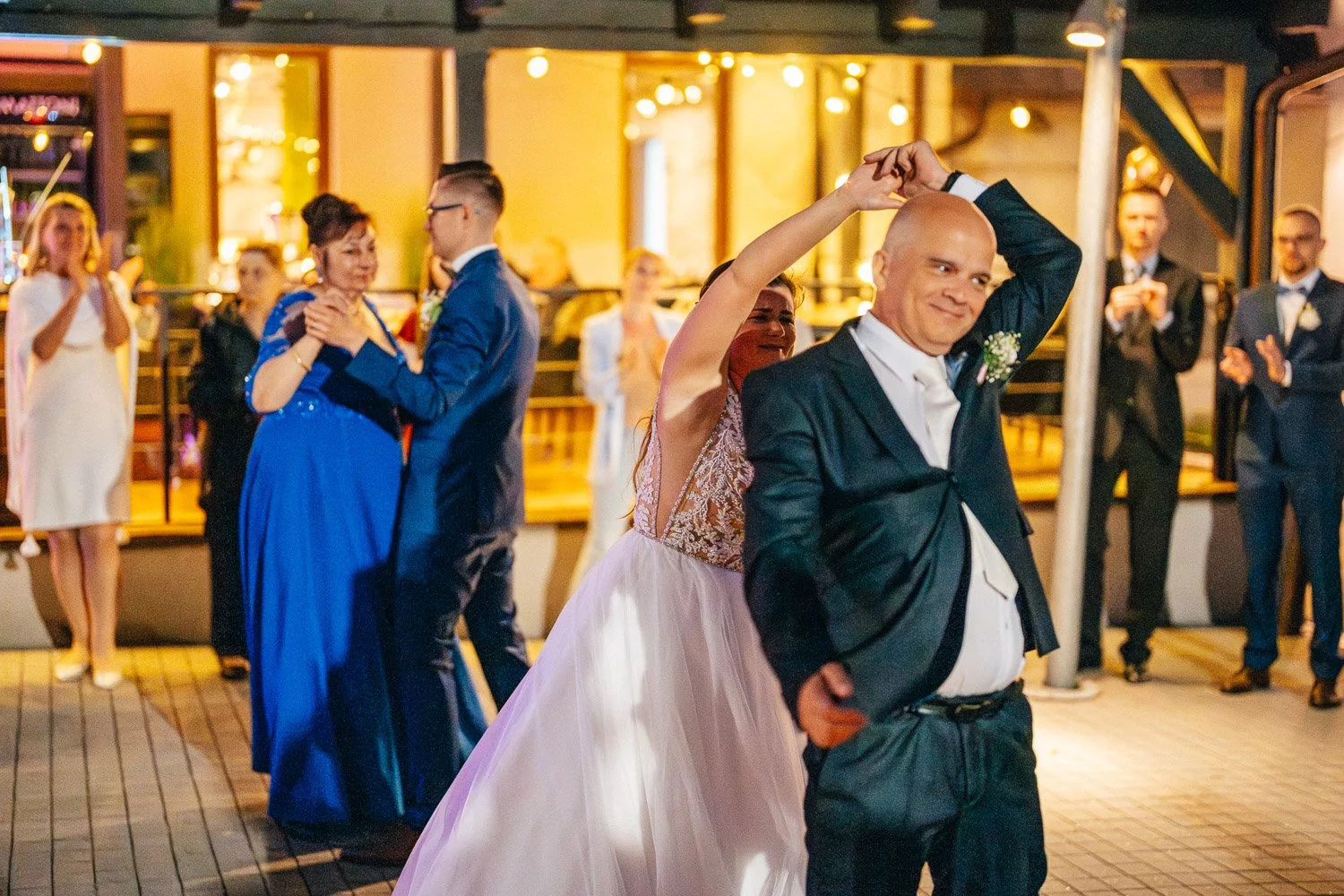 penzion-pivovar-novy-rybnik-oboriste-svatba-136-tanec-s-hosty-patrik-Hacha-fotograf.jpg