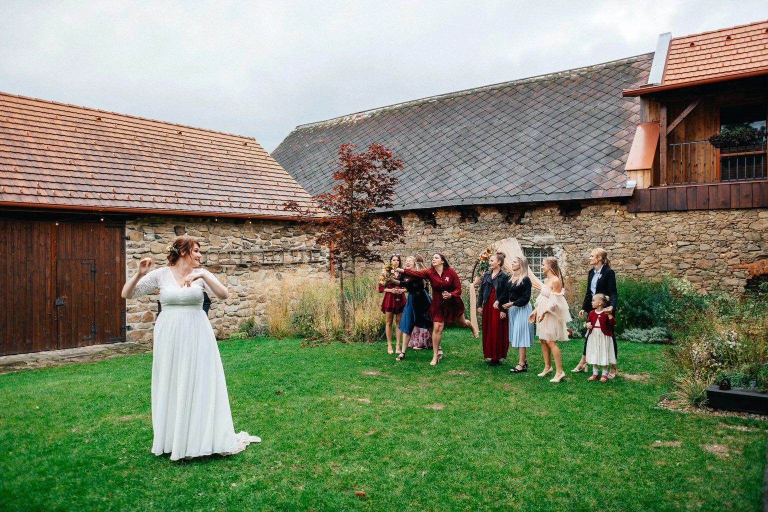svatba-v-desti-farma-kalhov-fotograf-2022-wedding-prsi-venkovni-patrickhacha80.jpg
