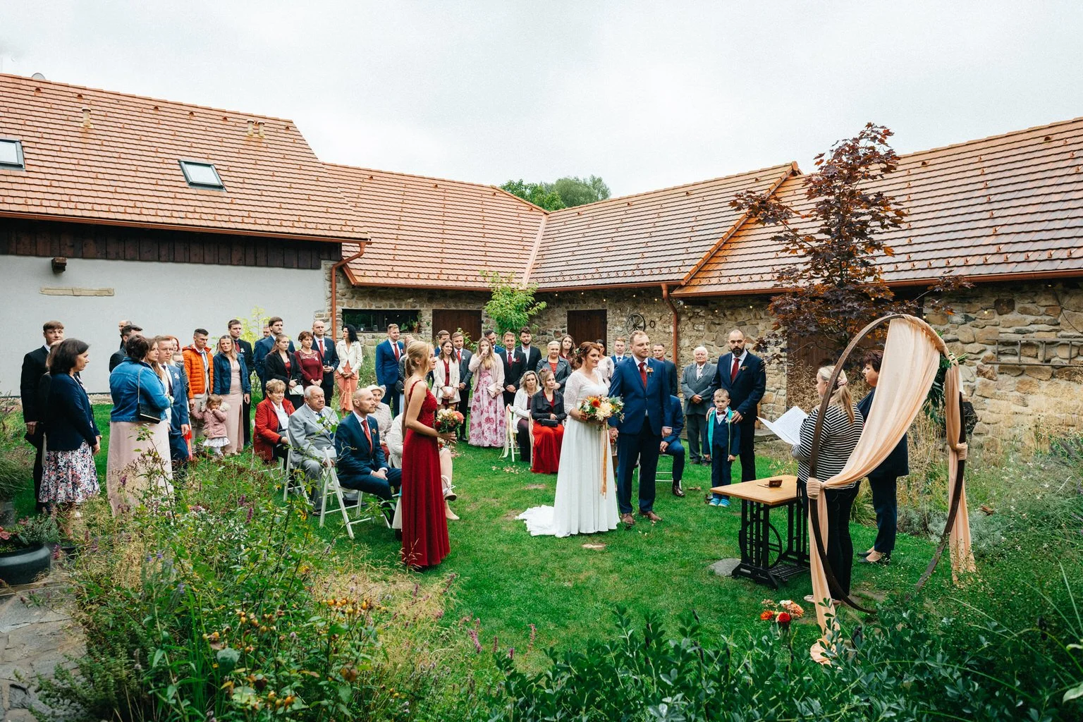 svatba-v-desti-farma-kalhov-fotograf-2022-wedding-prsi-venkovni-patrickhacha23.jpg