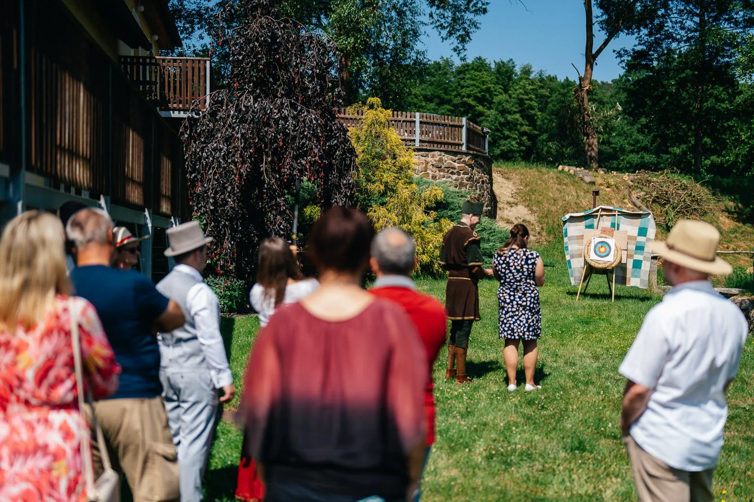 Svatba-mlyn-kamenice-050-zabava-pro-hosty-lukostrelba-patrik-Hacha-fotograf.jpg