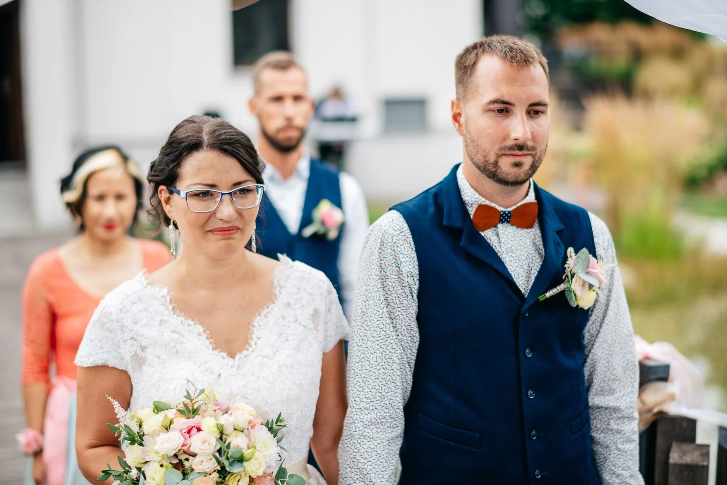 svatba-na-mole-novy-rybnik-pribram-020-zenich-s-nevestou-a-oddavajici-patrik-Hacha-fotograf.jpg