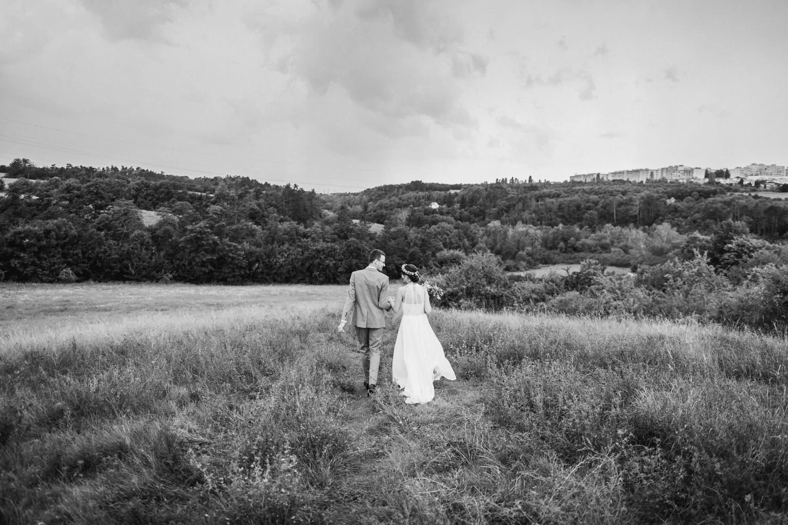 svatba-praha-stodola-holyne-2022-fotograf-patrickhacha-prague-wedding104.jpg
