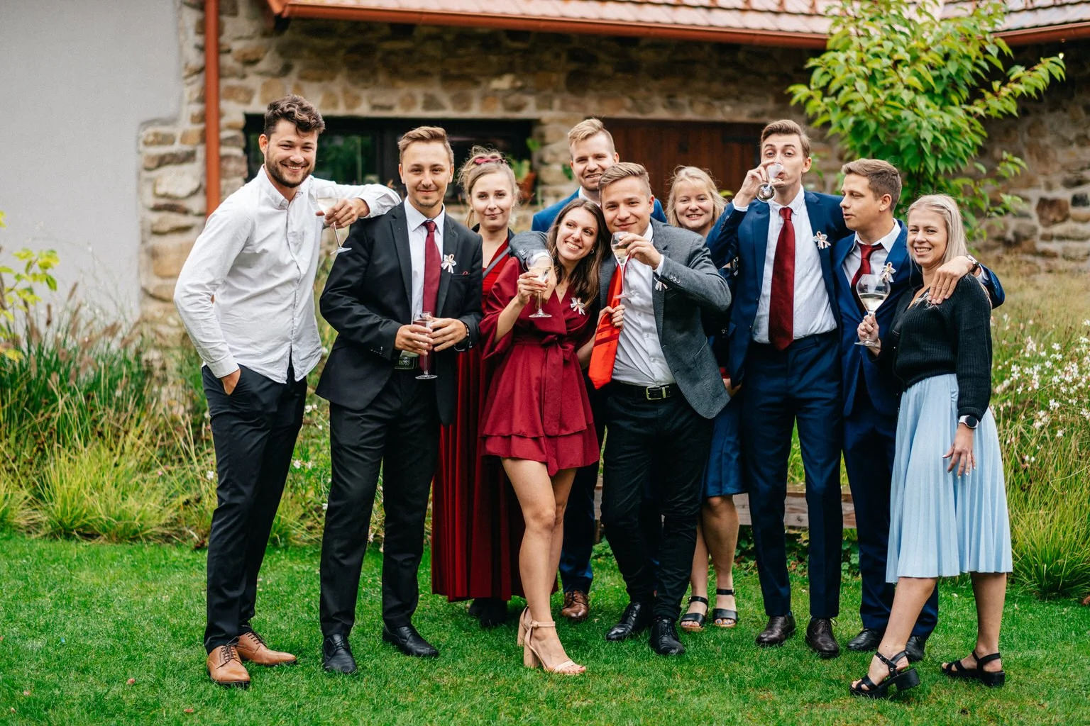 svatba-v-desti-farma-kalhov-fotograf-2022-wedding-prsi-venkovni-patrickhacha70.jpg