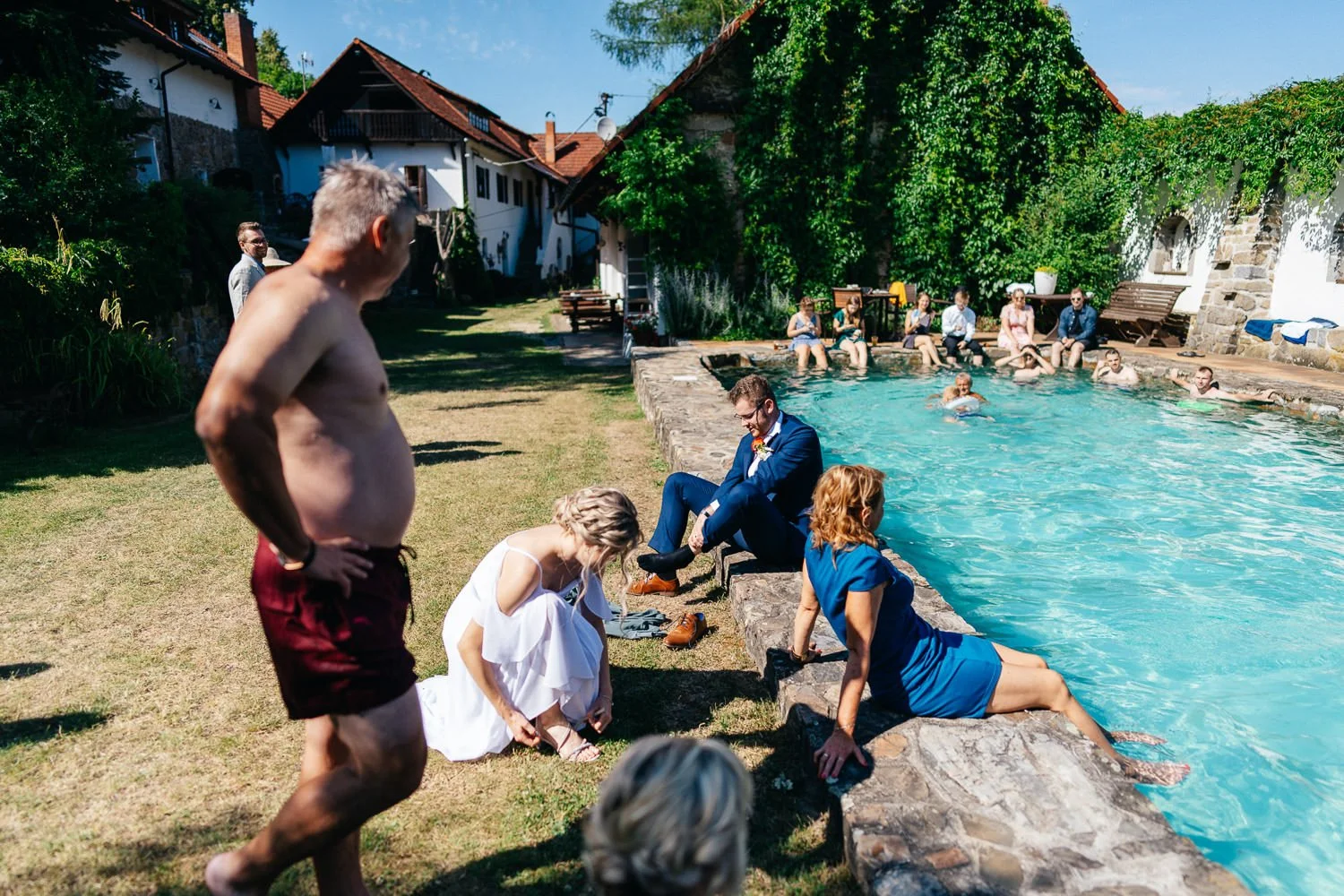 Svatba-statek-vletice-059-bazen-zenich-s-nevestou-patrik-Hacha-fotograf.jpg