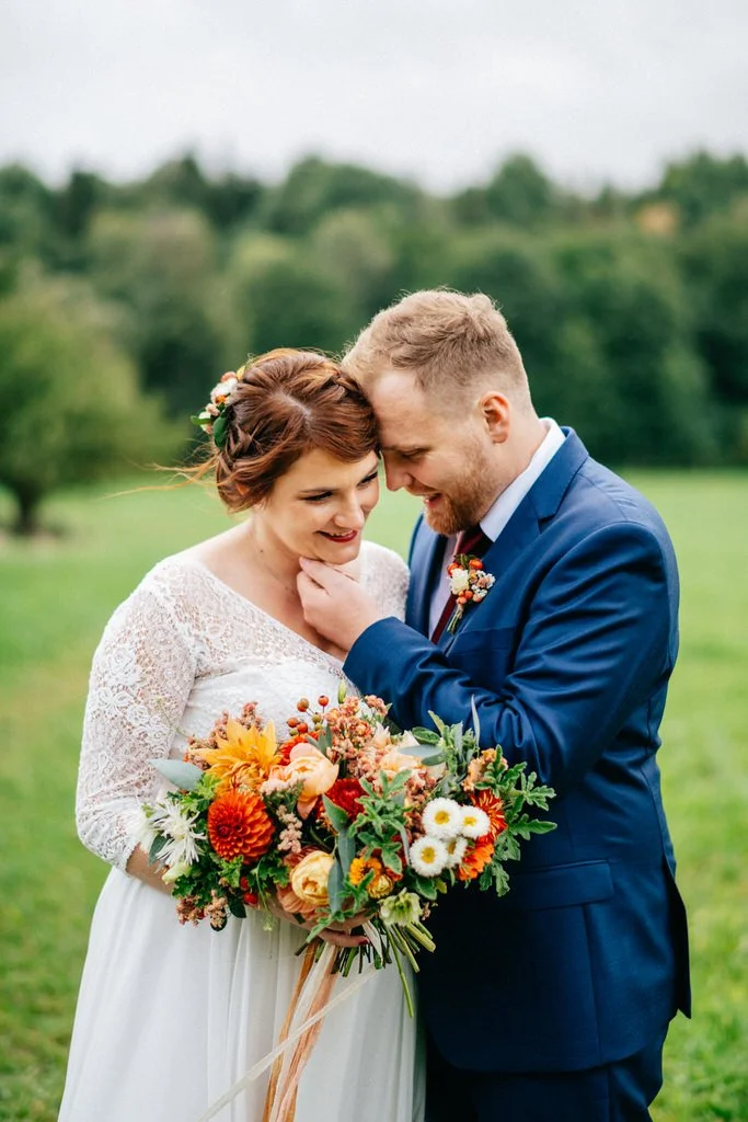 svatba-v-desti-farma-kalhov-fotograf-2022-wedding-prsi-venkovni-patrickhacha75.jpg