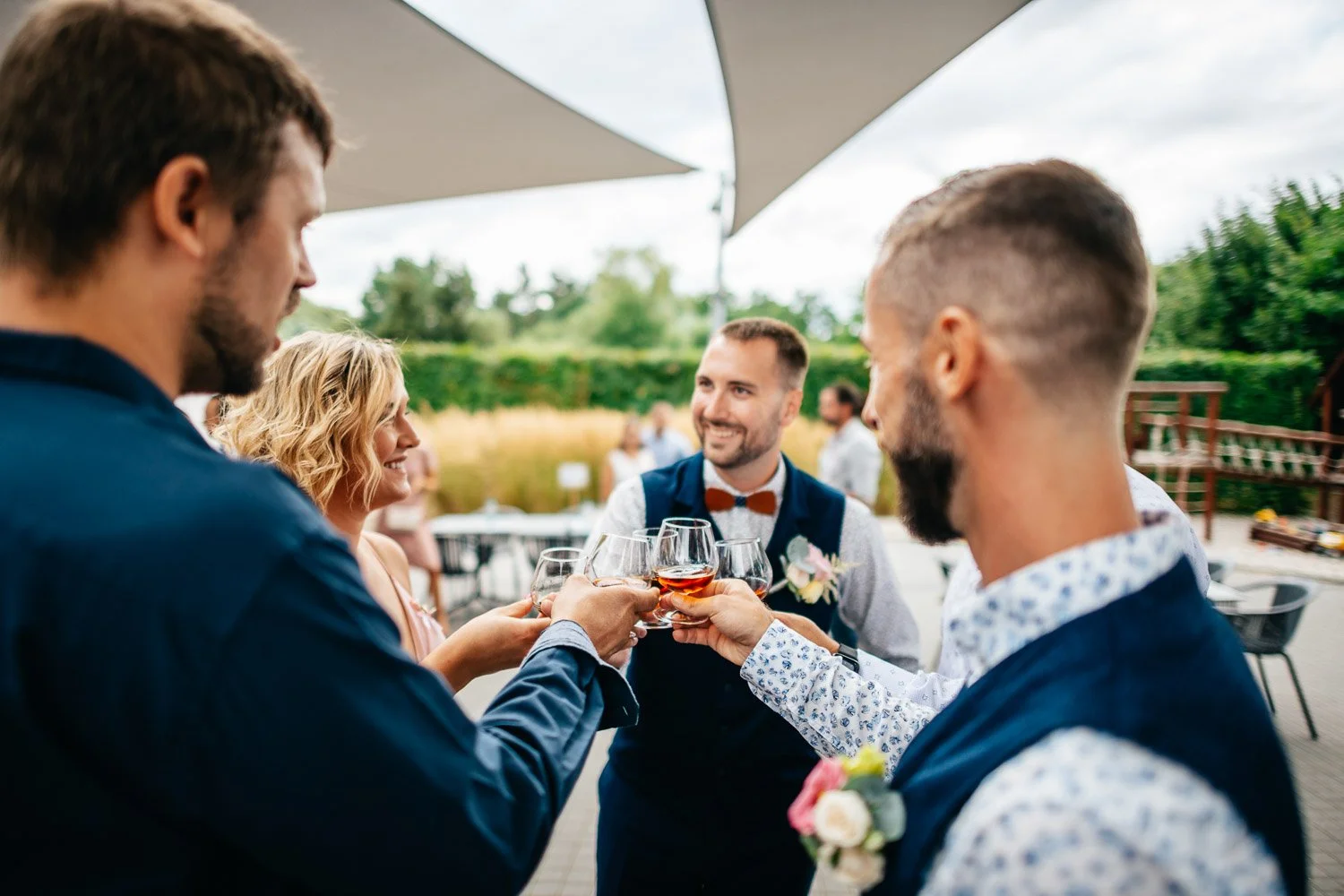 svatba-na-mole-novy-rybnik-pribram-013-zenich-s-prateli-popiji-drink-patrik-Hacha-fotograf.jpg