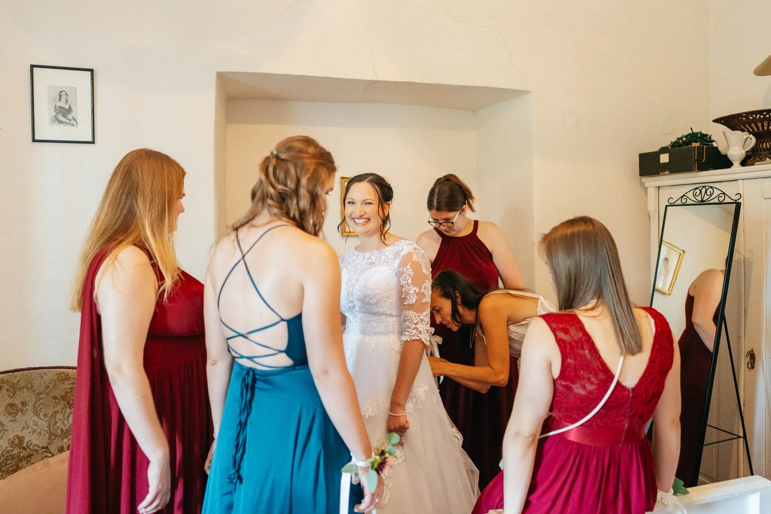 svatba-breznice-zamek-007-priprava-nevesty-saty-patrik-Hacha-fotograf.jpg