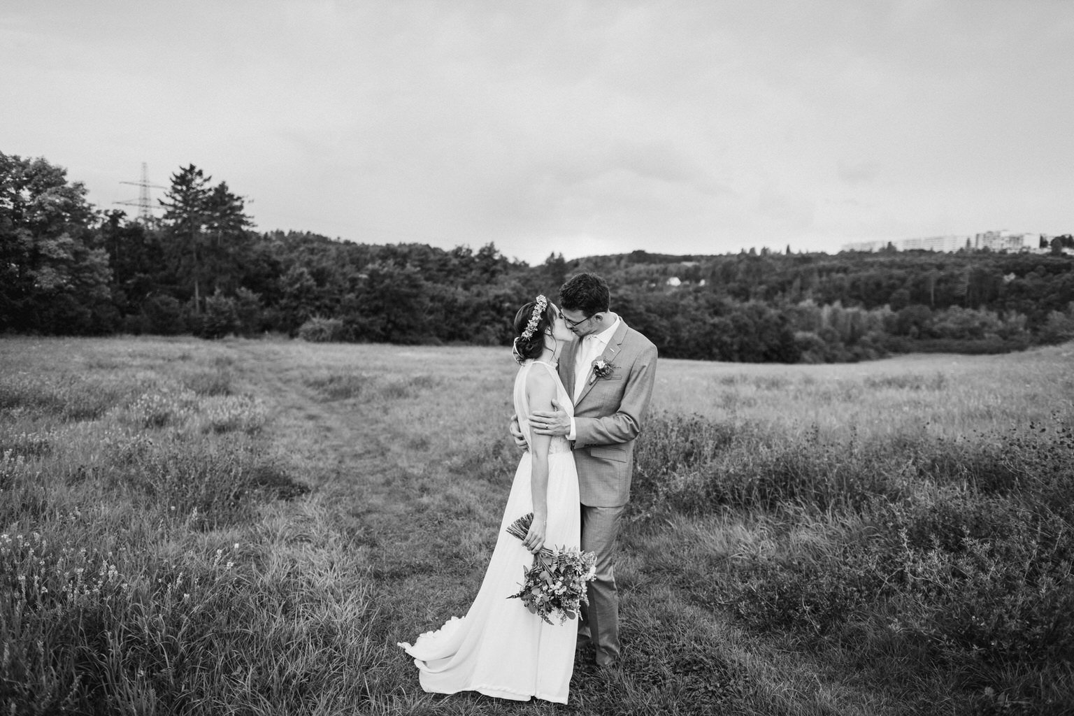 svatba-praha-stodola-holyne-2022-fotograf-patrickhacha-prague-wedding98.jpg