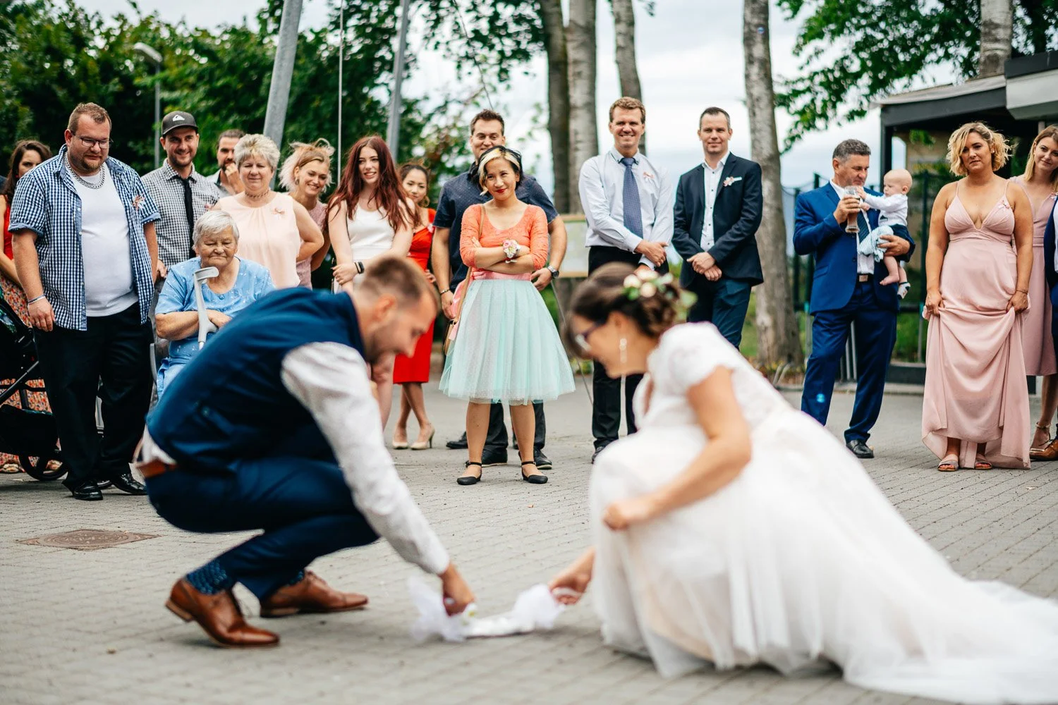 svatba-na-mole-novy-rybnik-pribram-048-rozvijeni-talire-tradice-patrik-Hacha-fotograf.jpg