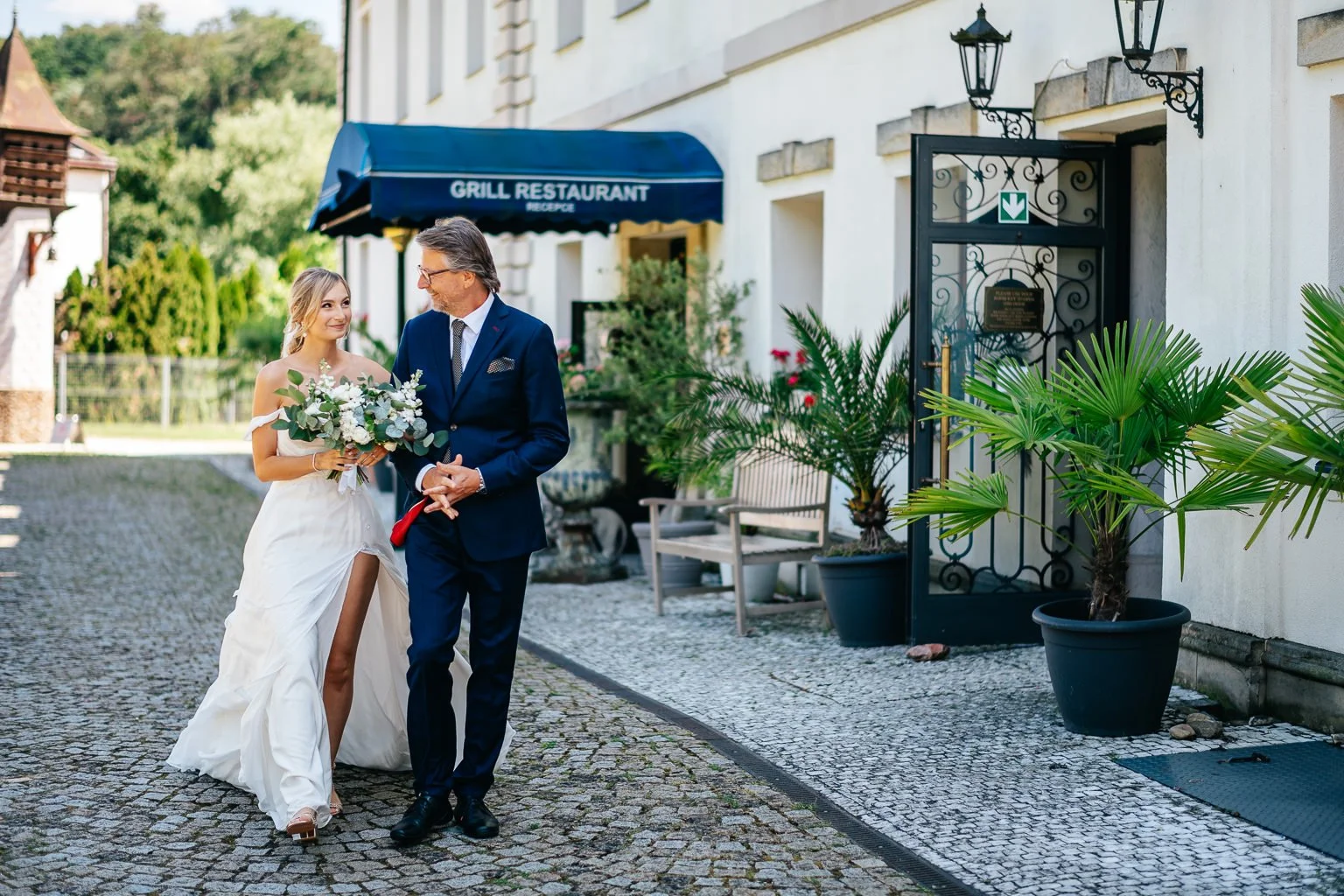 karlstejn-svatba-romanticky-hotel-fotograf-wedding-patrikhacha-030.jpg