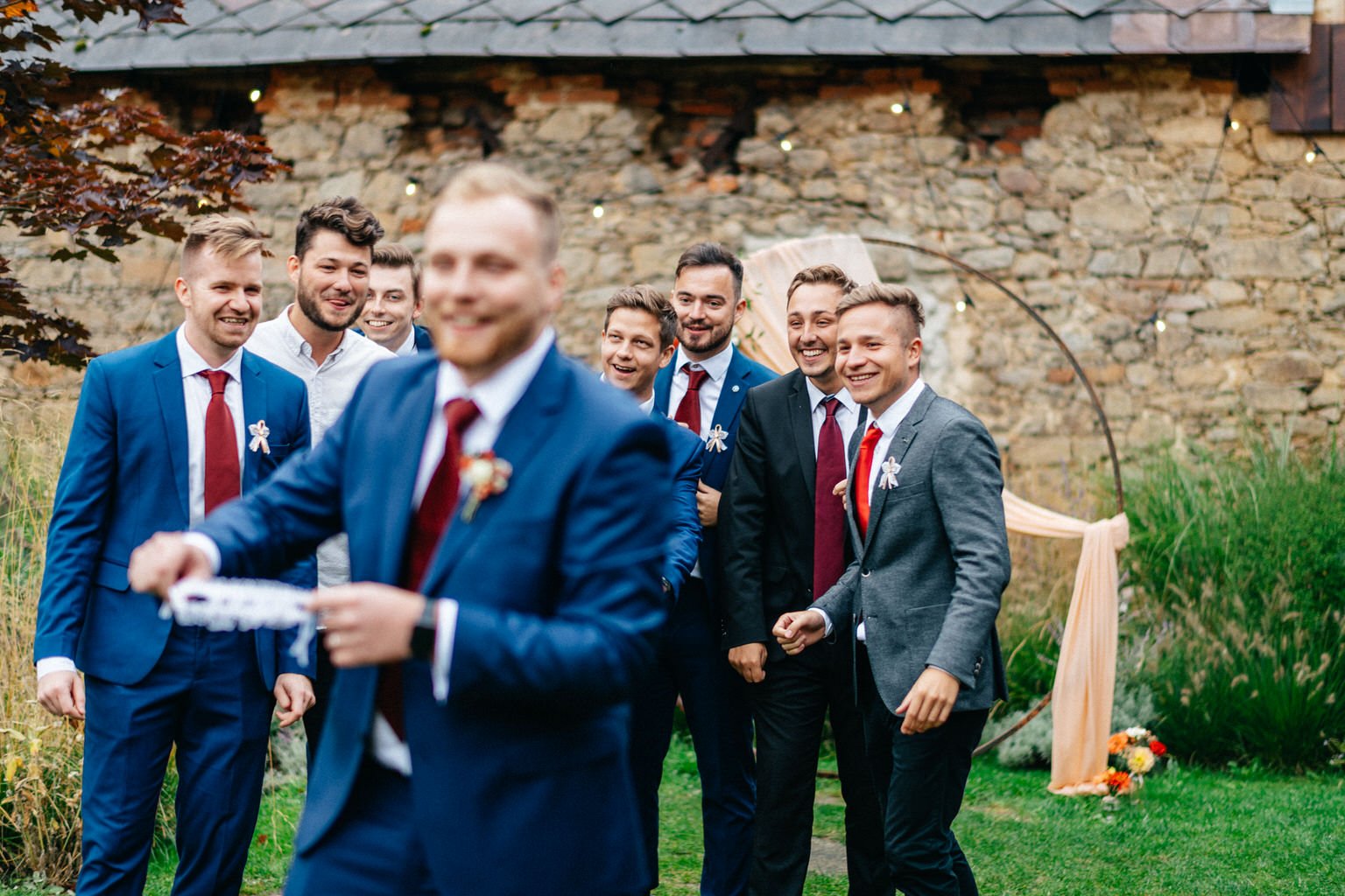 svatba-v-desti-farma-kalhov-fotograf-2022-wedding-prsi-venkovni-patrickhacha84.jpg