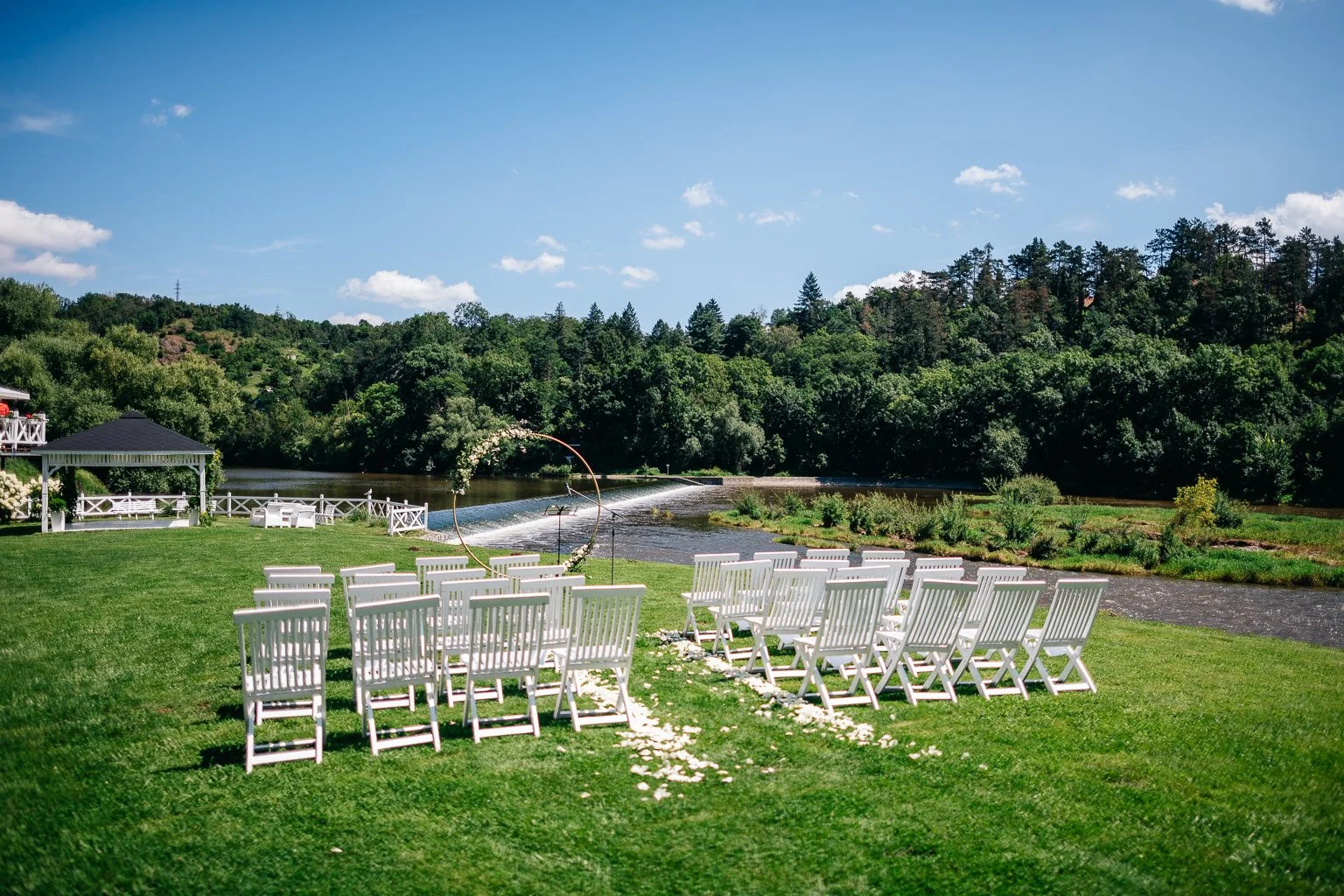 karlstejn-svatba-romanticky-hotel-fotograf-wedding-patrikhacha-004.jpg