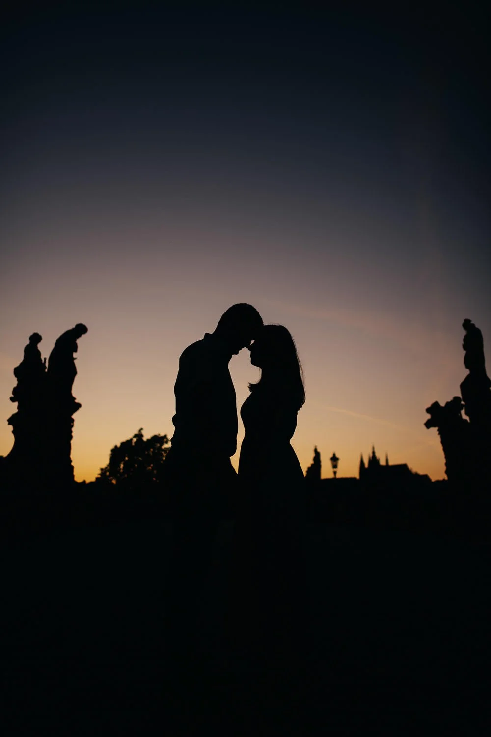 predsvatebni-foceni-007-karluv-most-praha-couple-patrik-Hacha-fotograf.jpg