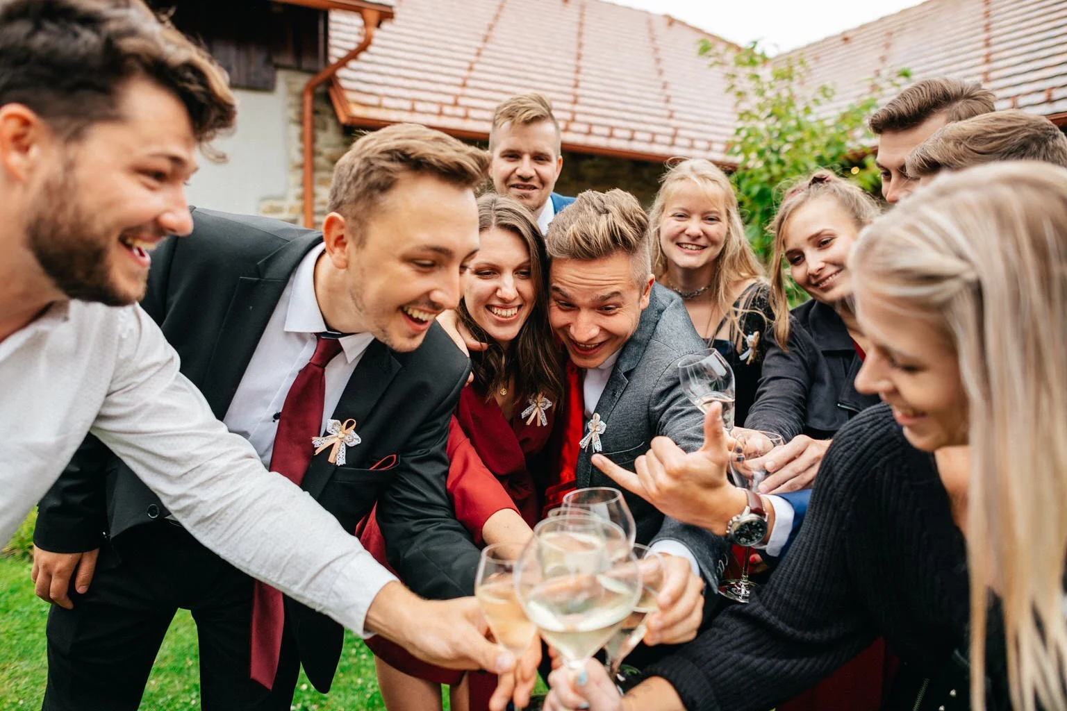 svatba-v-desti-farma-kalhov-fotograf-2022-wedding-prsi-venkovni-patrickhacha71.jpg