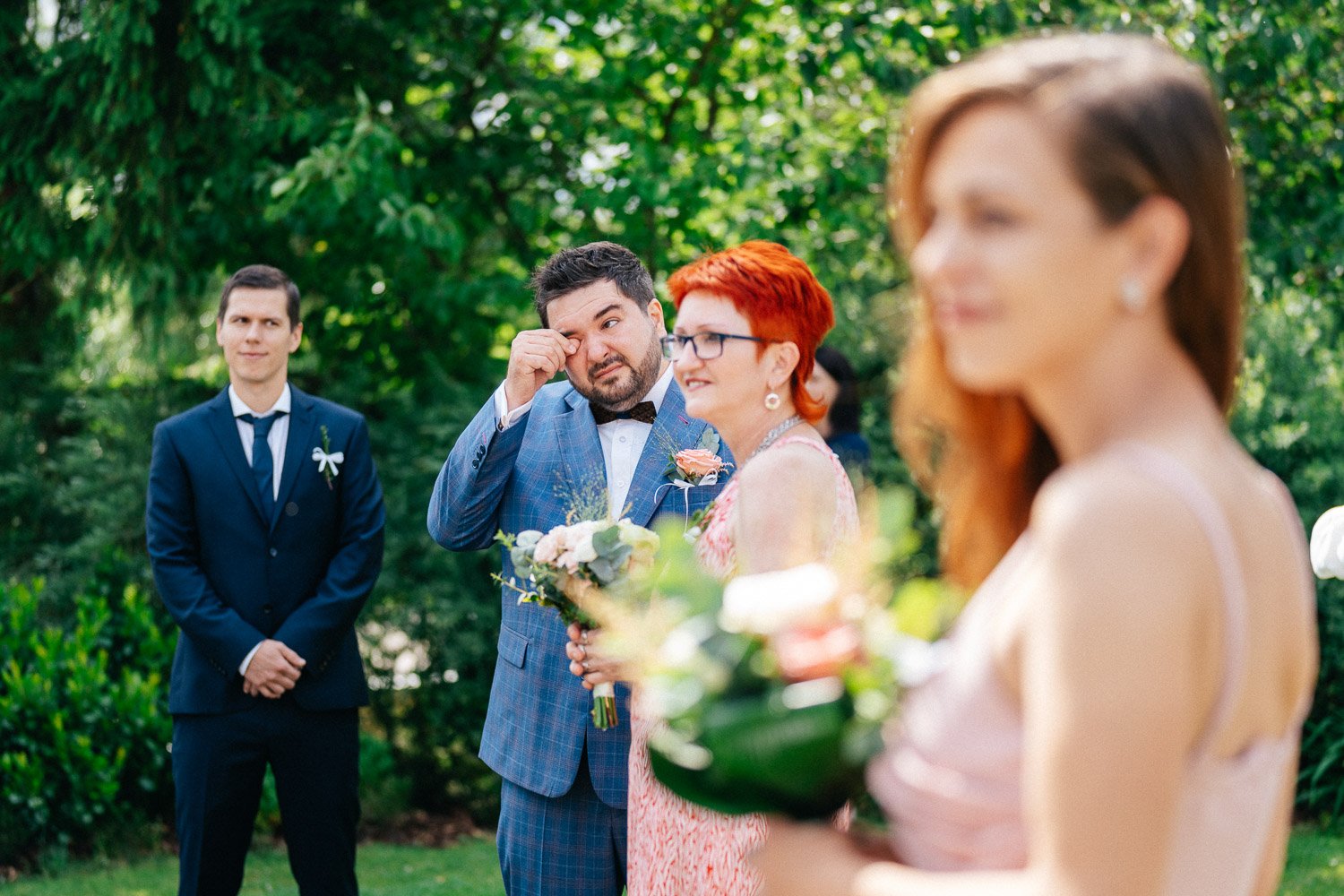 svatba-v-pivovaru-novy-rybnik-021-dojaty-zenich-ceka-na-nevestu-patrik-Hacha-fotograf.jpg