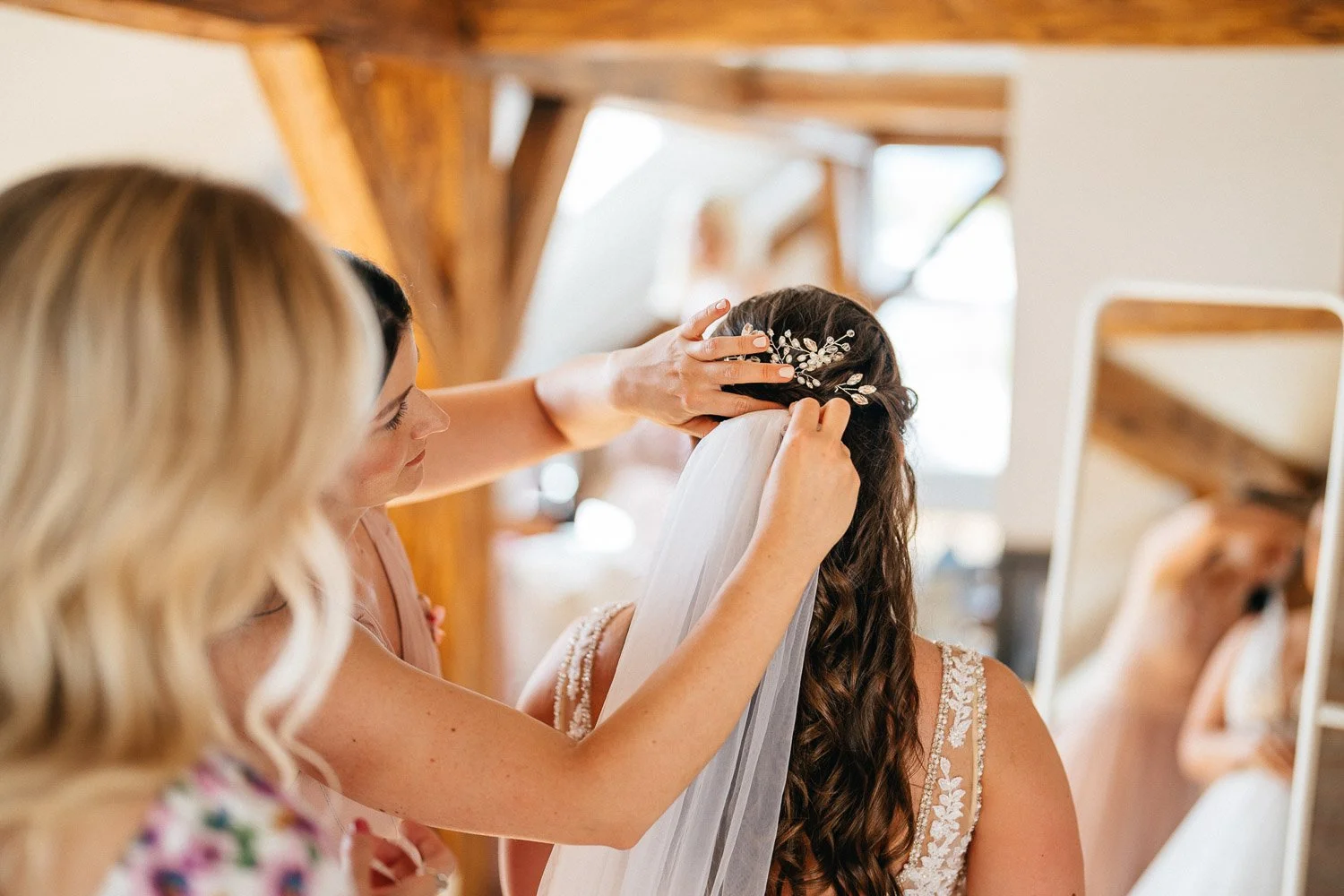 penzion-pivovar-novy-rybnik-oboriste-svatba-025-saty-nevesta-pripravy-patrik-Hacha-fotograf.jpg