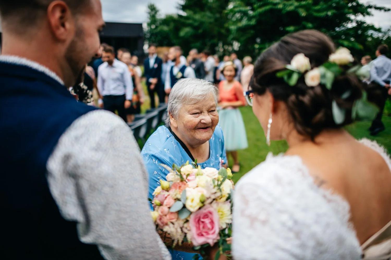 svatba-na-mole-novy-rybnik-pribram-029-gratulace-babicka-patrik-Hacha-fotograf.jpg